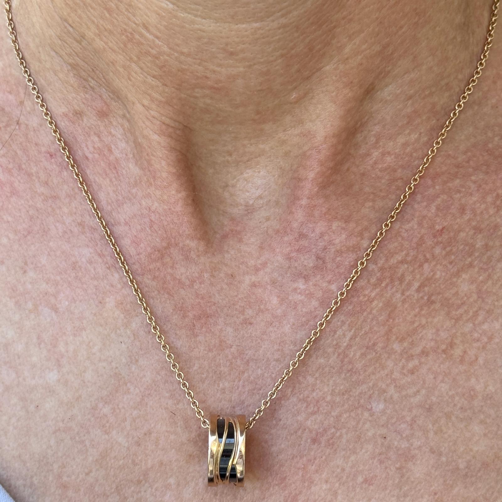 Audacieux et contemporain, ce collier iconique BVLGARI B.zero1 Design/One Legend est réalisé en luxueux or rose 18 carats et présente un pendentif en spirale en céramique noire brillante. Fusion emblématique du design italien et de l'inspiration
