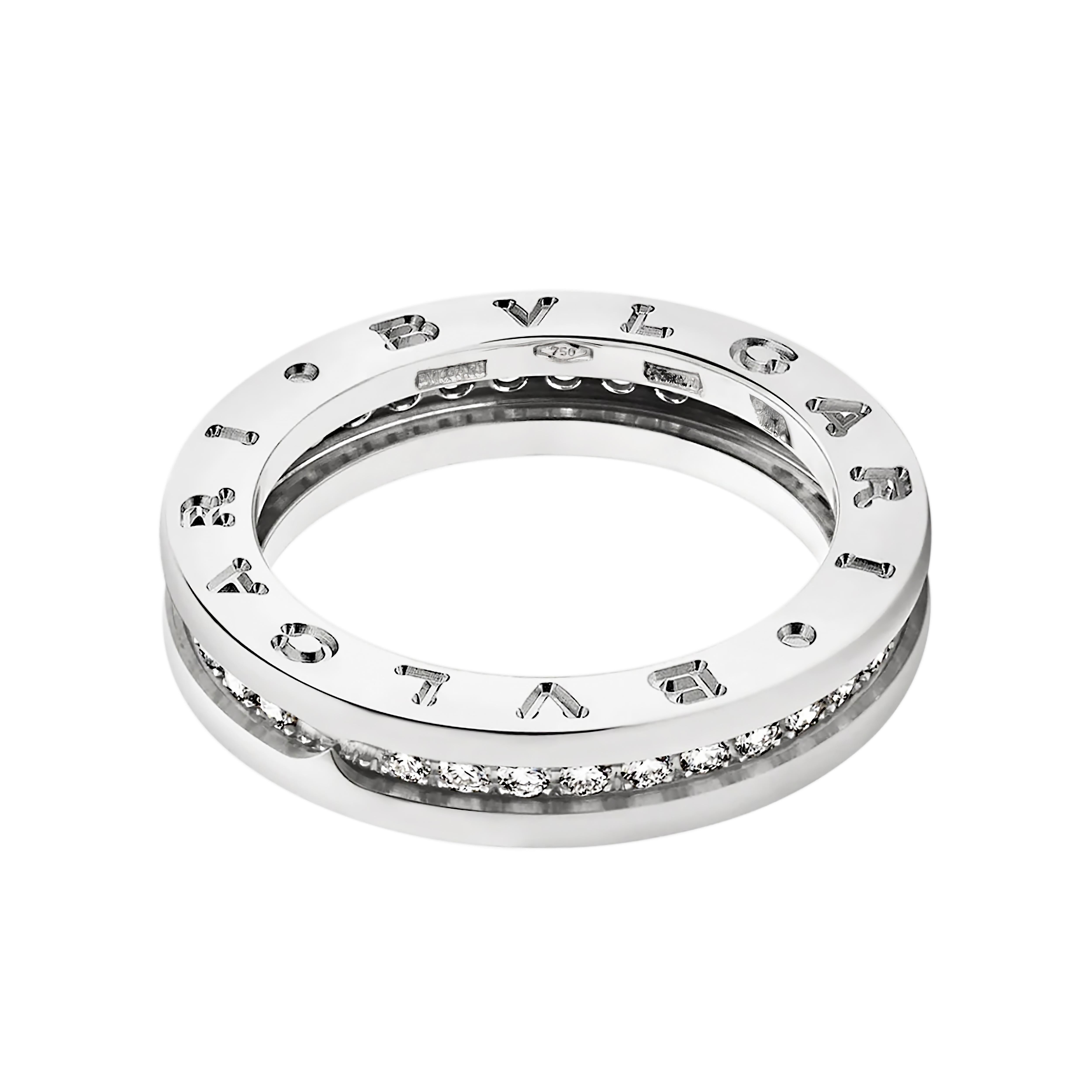 Cette bague unisexe de la collection iconique B.zero1 de Bulgari est fabriquée en or blanc 18 ct. Elle présente un seul anneau gravé du logo BVLGARI sur les deux côtés et serti de 34 diamants ronds de taille brillant d'un poids estimé à 0,51 carat.