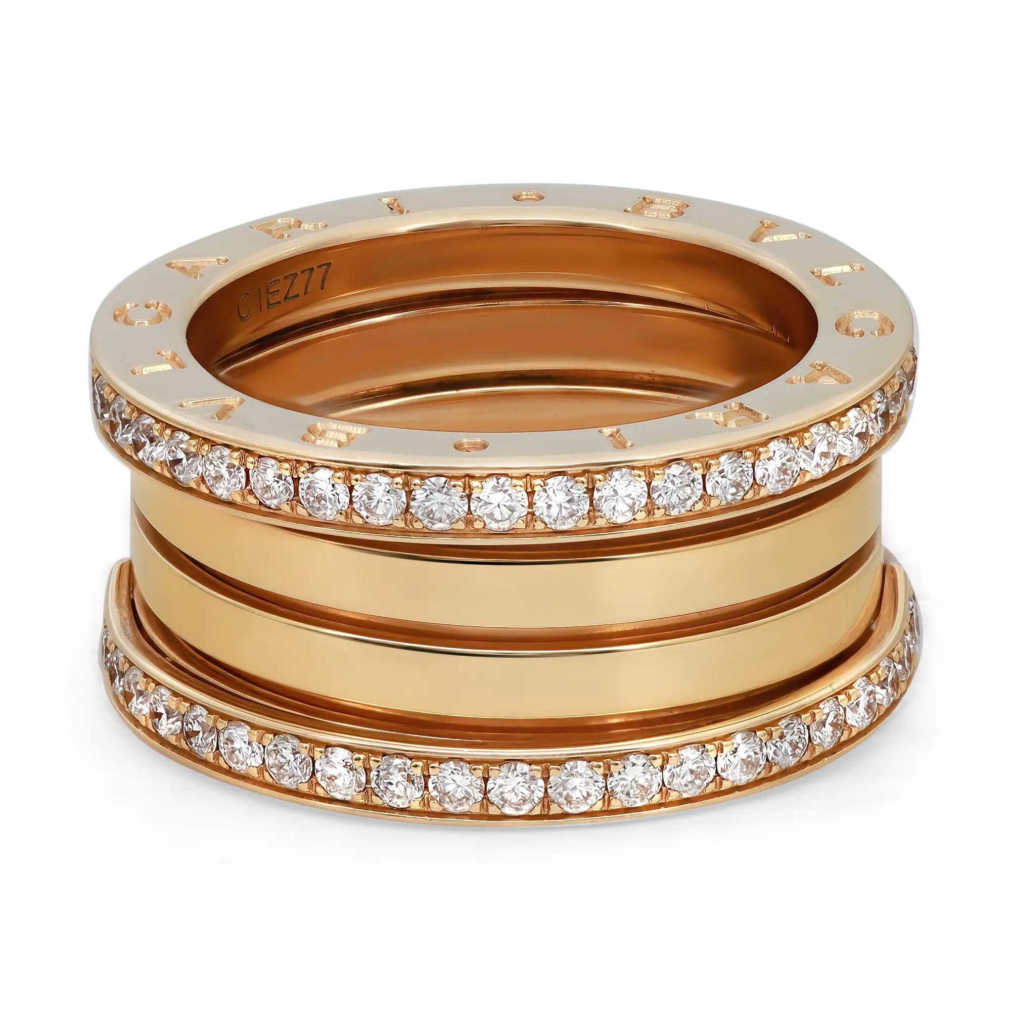 Issue de la collection Bvlgari B.zero1, cette magnifique bague à quatre anneaux est réalisée en or jaune 18 carats brillant. Il présente un anneau en spirale à quatre bandes avec des diamants ronds de taille brillant pavés sur les bords et le logo
