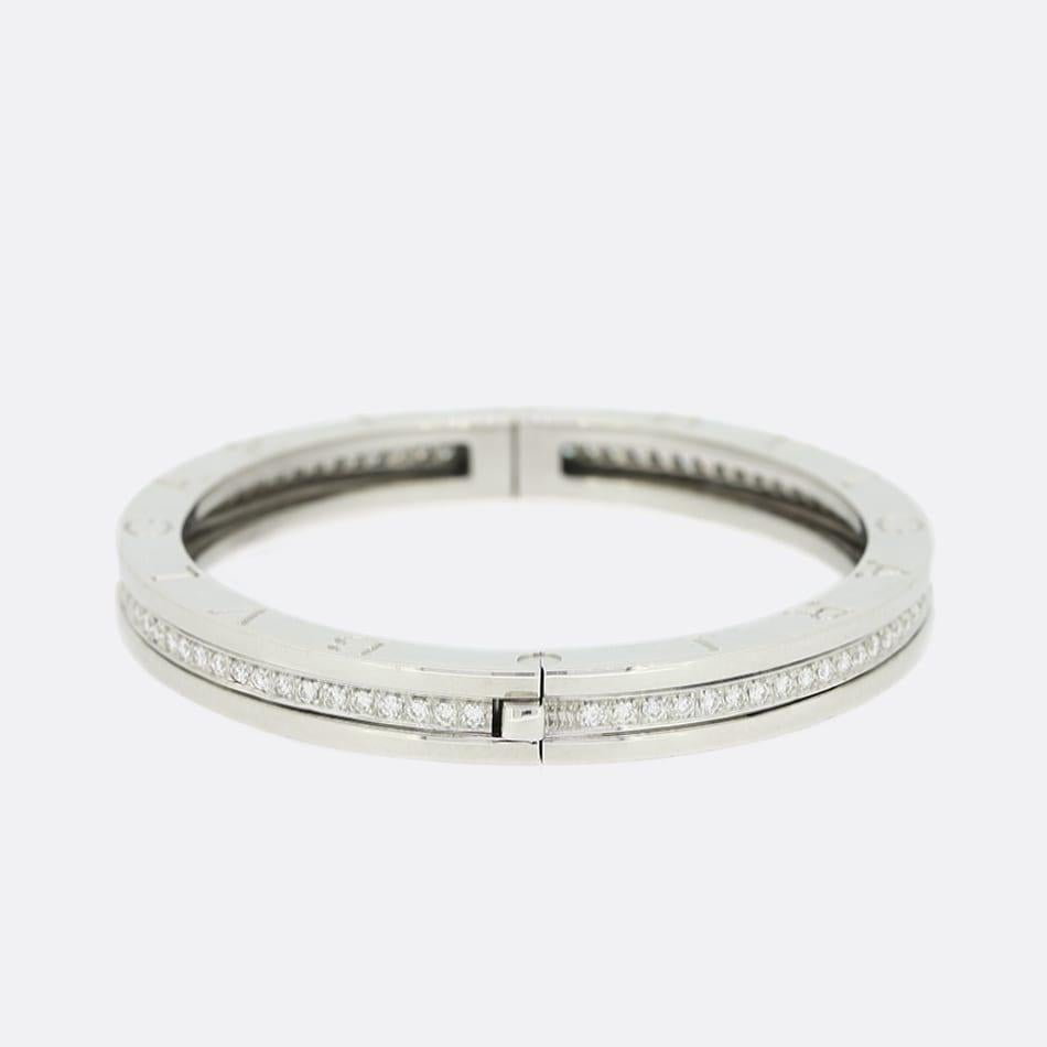 Si tratta di un braccialetto in oro bianco 18ct del designer di gioielli di lusso Bvlagri. Una dichiarazione di eleganza contemporanea ispirata alle radici romane di Bvlgari, il bracciale fa parte della collezione B.zero1 e ospita 82 diamanti