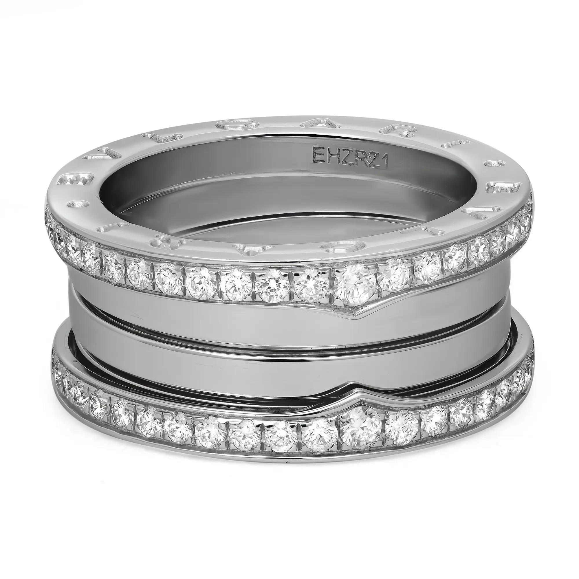 Dieser wunderschöne Ring aus der Bvlgari B.zero1 Kollektion mit vier Bändern ist aus glänzendem 18 Karat Weißgold gefertigt. Er zeichnet sich durch einen unverwechselbaren Spiralring mit vier Bändern aus, der an den Rändern mit runden Diamanten im