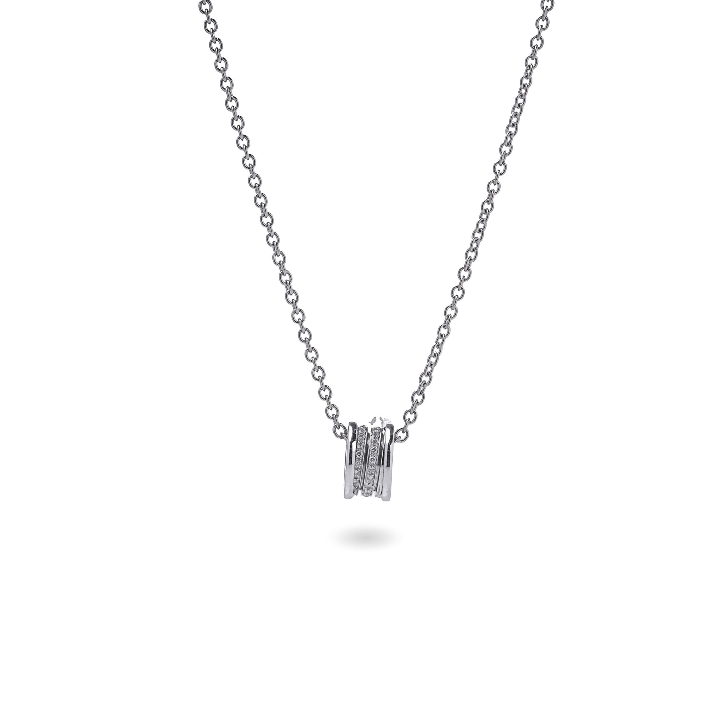 Ein Klassiker aus der Kollektion Bvlgari B.Zero1 mit einem Anhänger aus 18 Karat Weißgold mit Diamanten in Pavé-Fassung und der charakteristischen Gravur BVLGARI auf beiden Seiten. Der Anhänger hängt an einer passenden Kette aus 18 Karat Weißgold,
