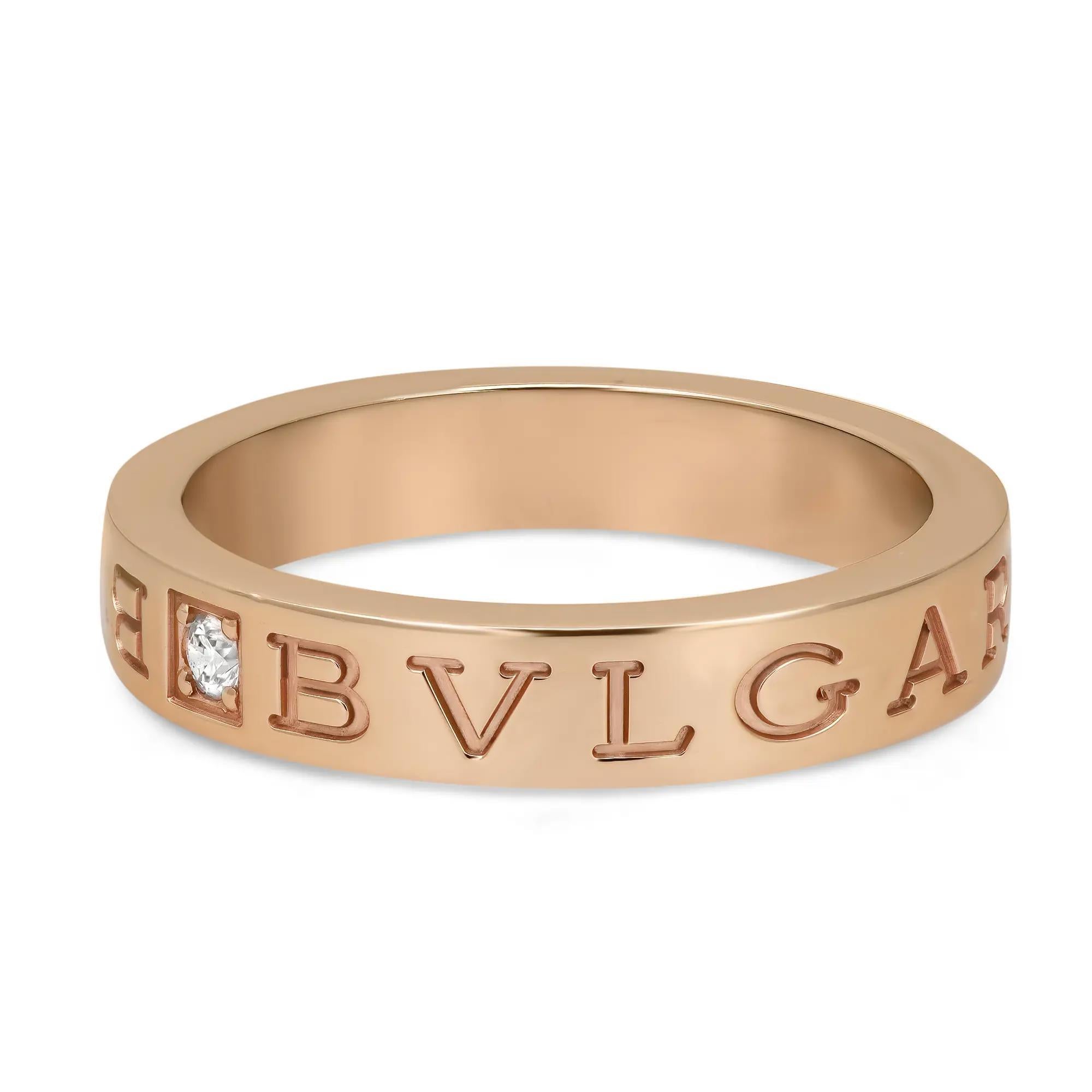 Bvlgari B.Zero1 Essential Diamond Band Ring featuring a center round cut diamond with engraved BVLGARI logo on both sides. Crafted in lustrous 18K rose gold. Ring size: 58 US 8.5. Width: 3.9mm. Diamond weight: 0.04 carat. Total weight: 7.51 grams.