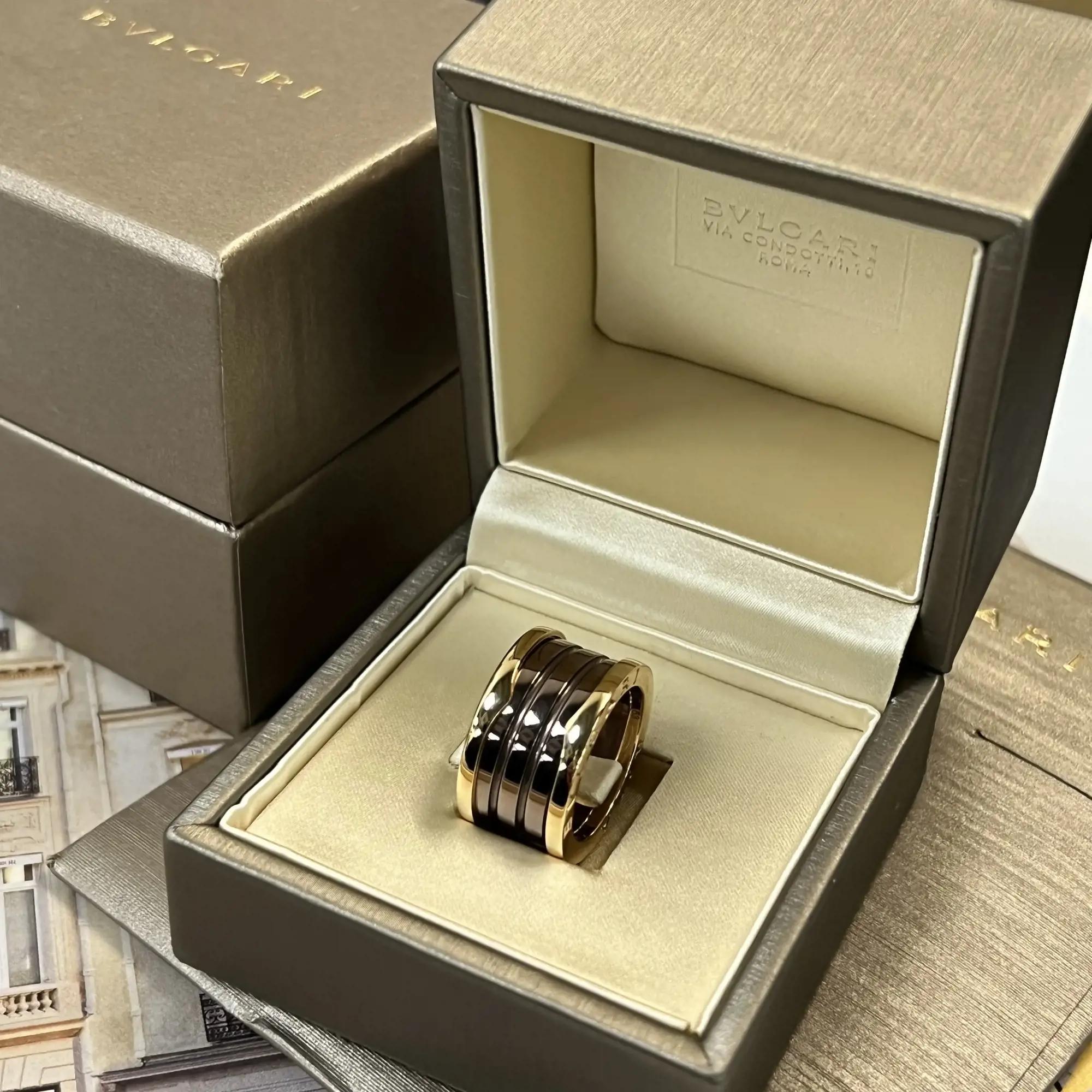 Der Ring B.Zero1 ist ein charakteristisches Stück des legendären Schmuckdesigners Bvlgari. Gefertigt aus feinem 18-karätigem Roségold und Keramik. Sie zeichnet sich durch ein klares, modernes Design mit vier spiralförmigen Keramikbändern aus, die