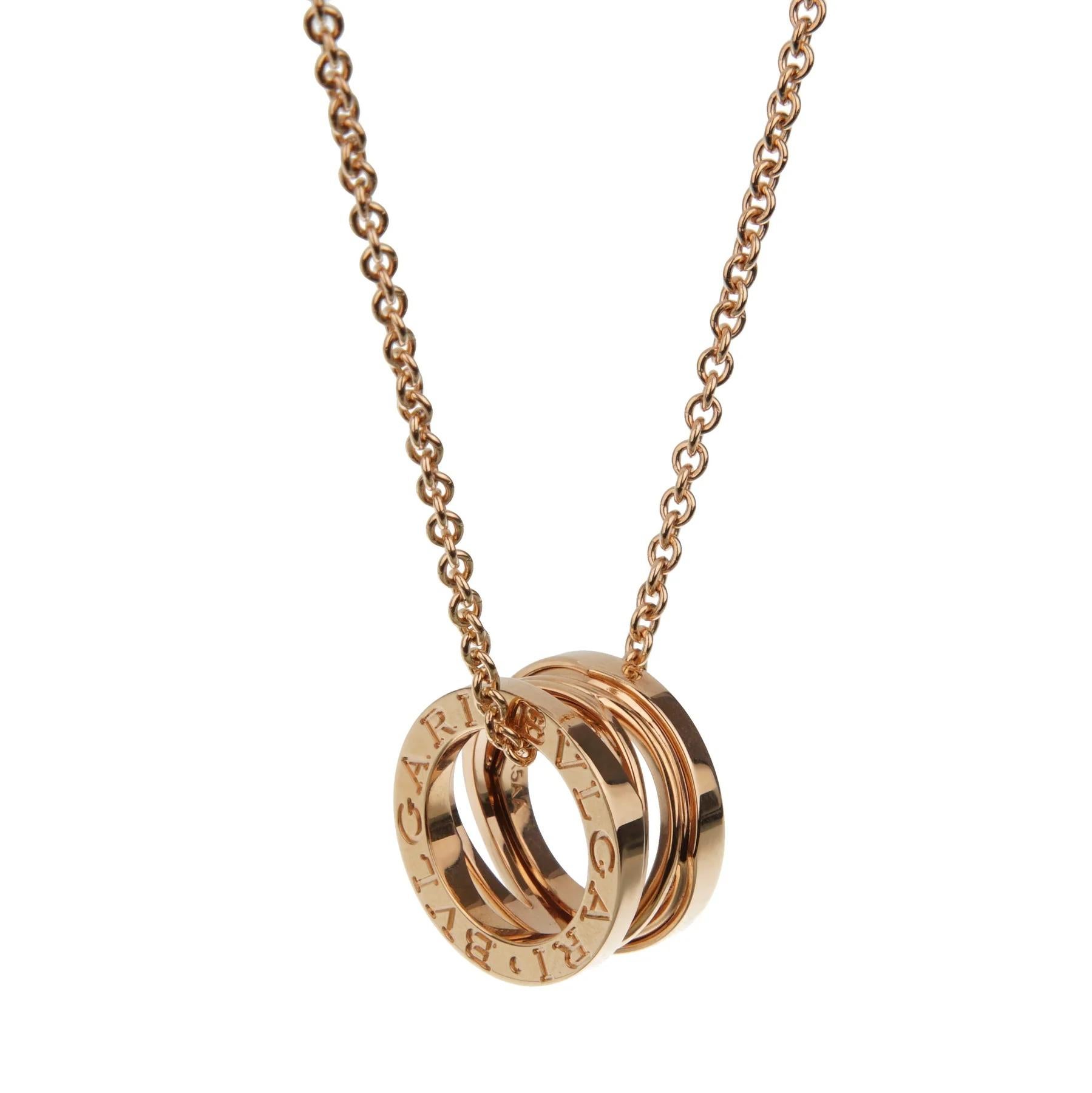 La collana con ciondolo Bvlgari B.Zero1 Legend Rose Gold è un capolavoro di design contemporaneo che cattura lo spirito audace e la maestria innovativa del marchio Bvlgari. Questa splendida collana fonde perfettamente l'eleganza classica con lo