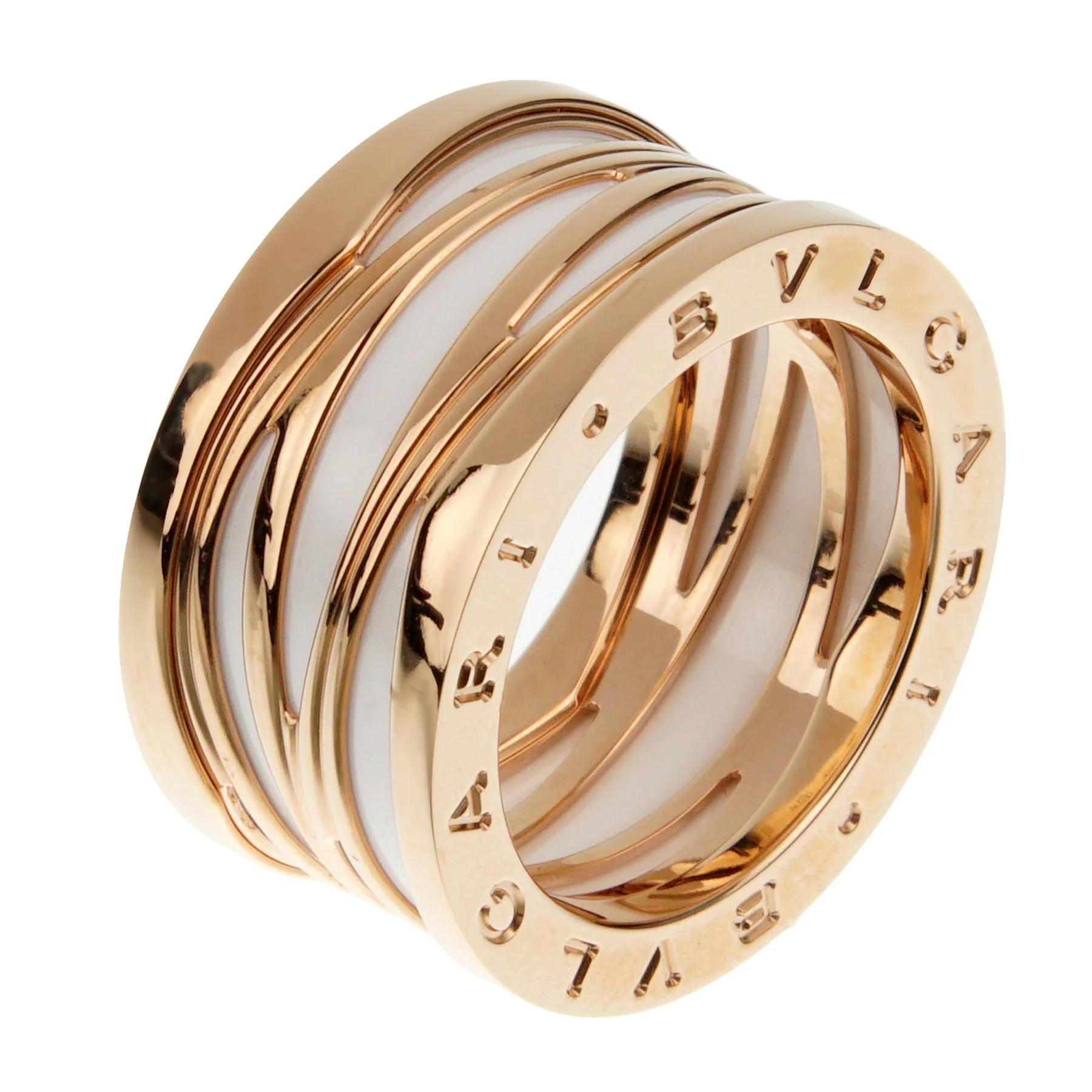 Realizzato in oro rosa 18 carati, l'anello presenta una splendida finitura lucida che ne esalta il fascino lussuoso. La calda tonalità dell'oro rosa è perfettamente completata dalle fresche ed eleganti fasce di ceramica bianca che attraversano il