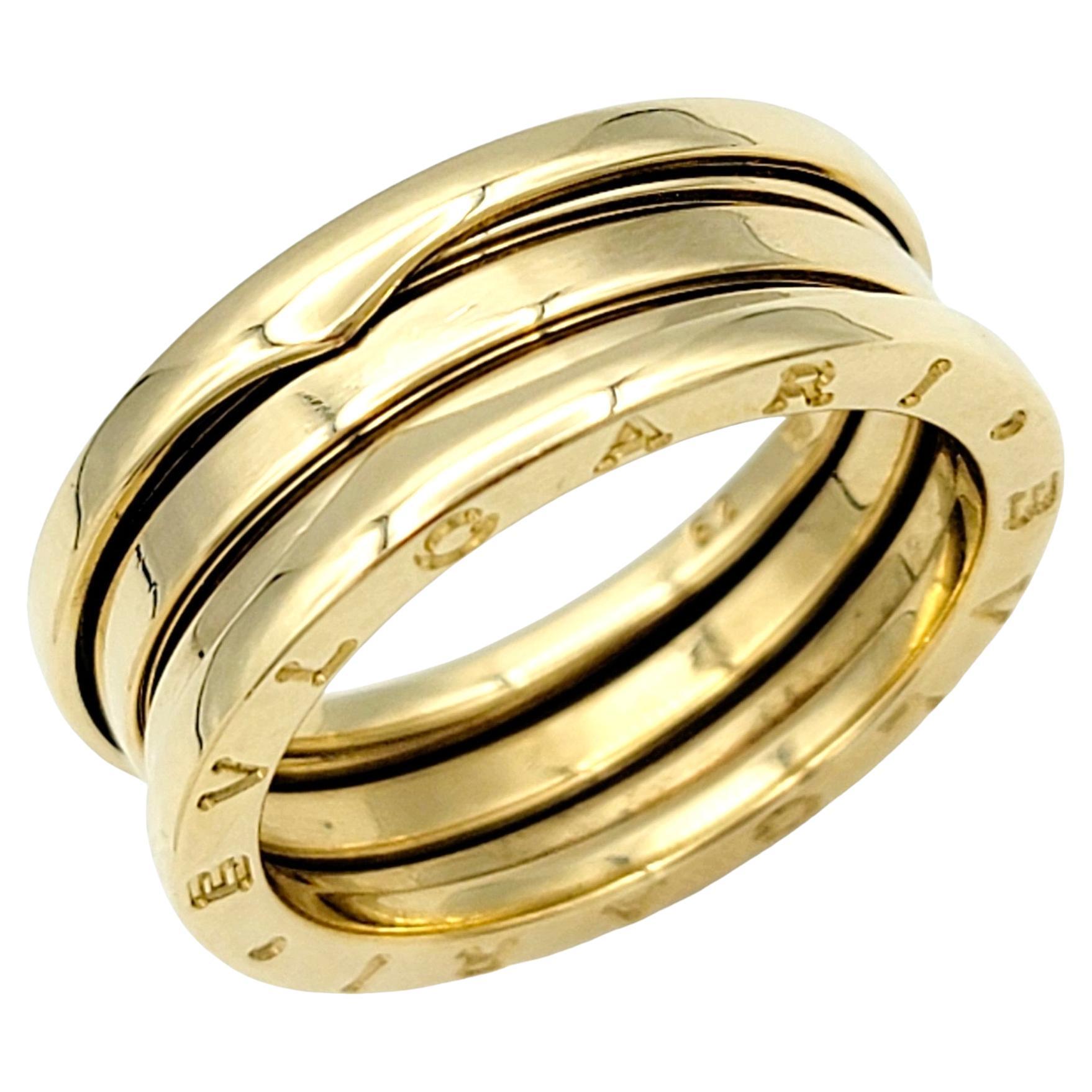 Bvlgari B.ZERO1, bague moderne à trois anneaux en or jaune 18 carats avec logo gravé