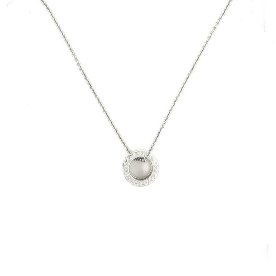 Ce collier iconique BVLGARI B.Zero1 incarne l'alliance parfaite d'un design intemporel et d'une esthétique moderne. Réalisé en or blanc 18 carats, le pendentif présente la forme circulaire emblématique inscrite du logo BVLGARI, marque de fabrique de