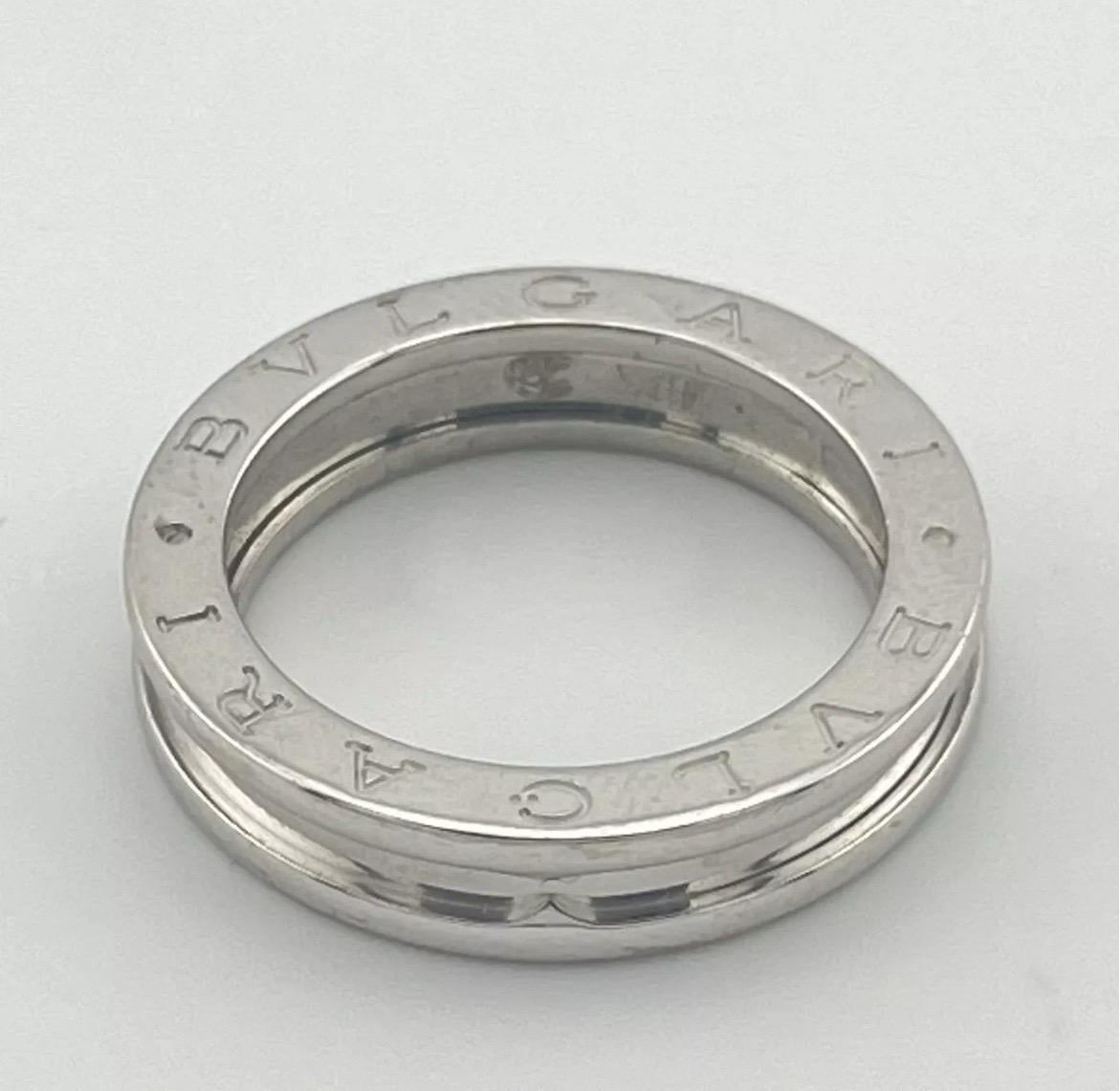 Ispirato alla grandezza del Colosseo di Roma e allo spirito del design moderno, l'anello Bvlgari B.zero1 One Band è un simbolo sorprendente di innovazione ed eleganza. Realizzato in oro bianco 18 carati, questo pezzo elegante e minimalista è