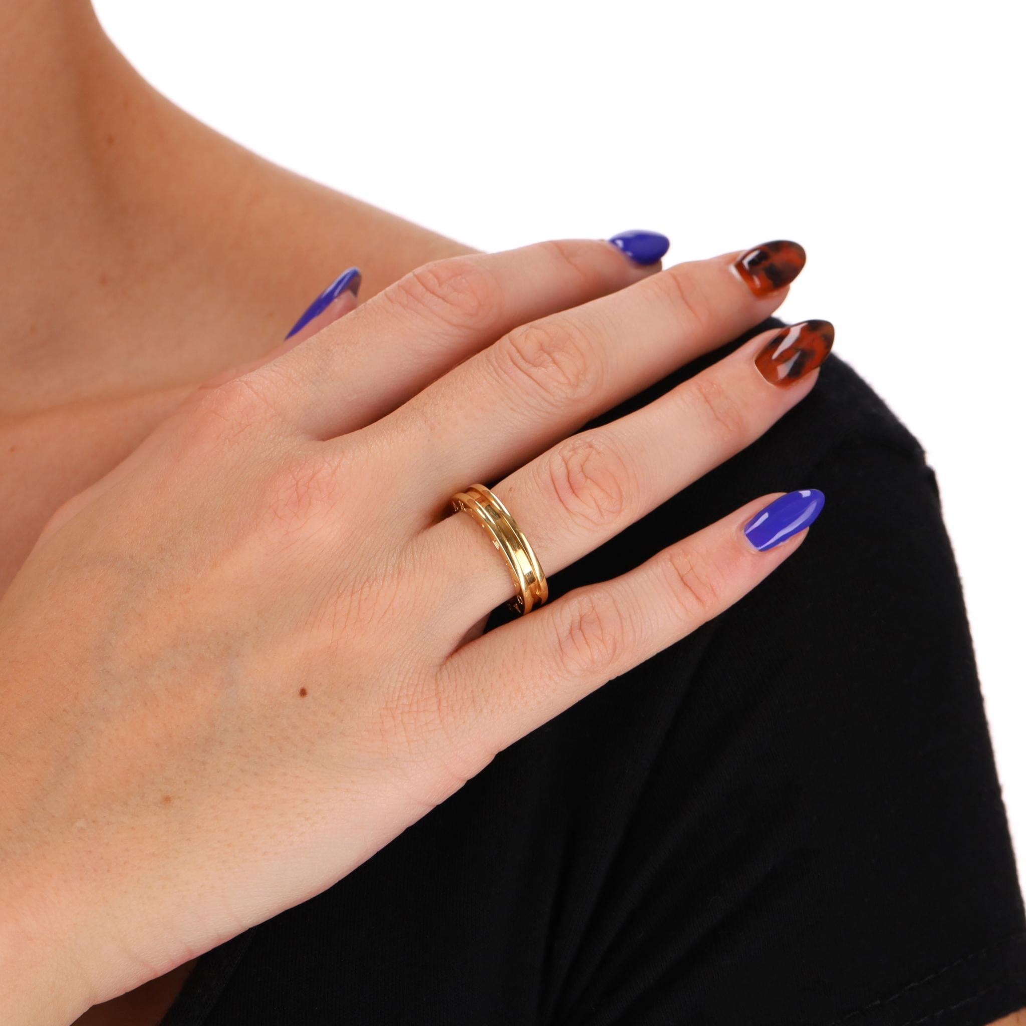 Adoriamo - Anello Bvlgari B.Zero1 a fascia unica in 18k  Oro

Della collezione Bvlgari B.Zero1 è questo anello a fascia unica realizzato in oro lucido 18k.

Caratterizzato dal caratteristico design a spirale del marchio, ispirato alle curve senza