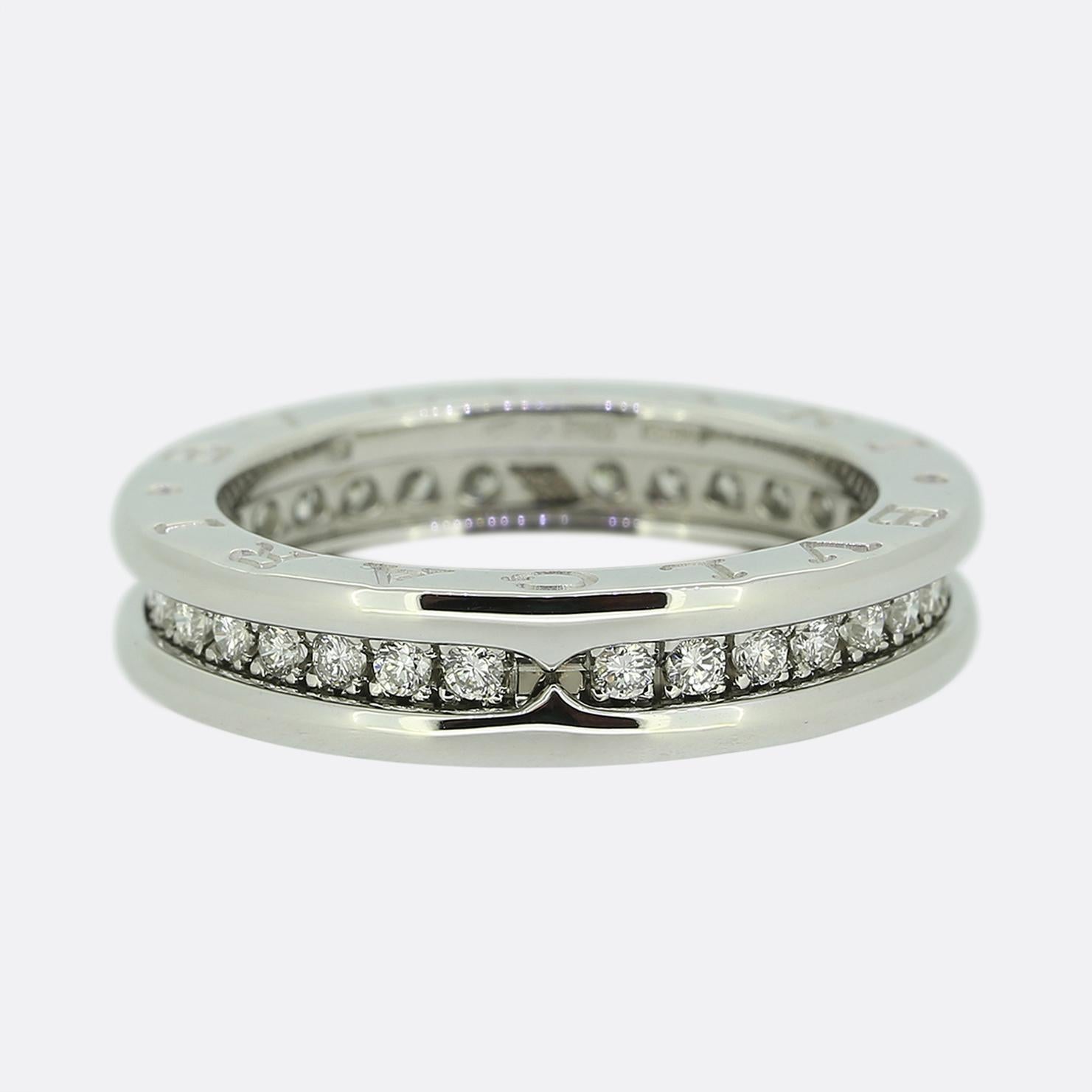 Voici une bague B.Zero1 d'excellente facture de la maison de joaillerie italienne de renommée mondiale Bvlagri. Il s'agit du modèle à bracelet unique serti de diamants pavés sur la spirale.

La collection B.zero1 s'inspire du colisée romain, le plus