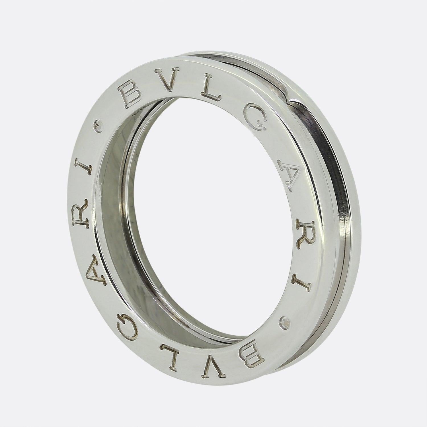 Whiting présente une bague B.Zero1 en or blanc 18 carats de la maison de joaillerie italienne de renommée mondiale Bvlagri. Cette pièce particulière est le modèle à bande unique.

La collection B.zero1 s'inspire du colisée romain, le plus éternel de