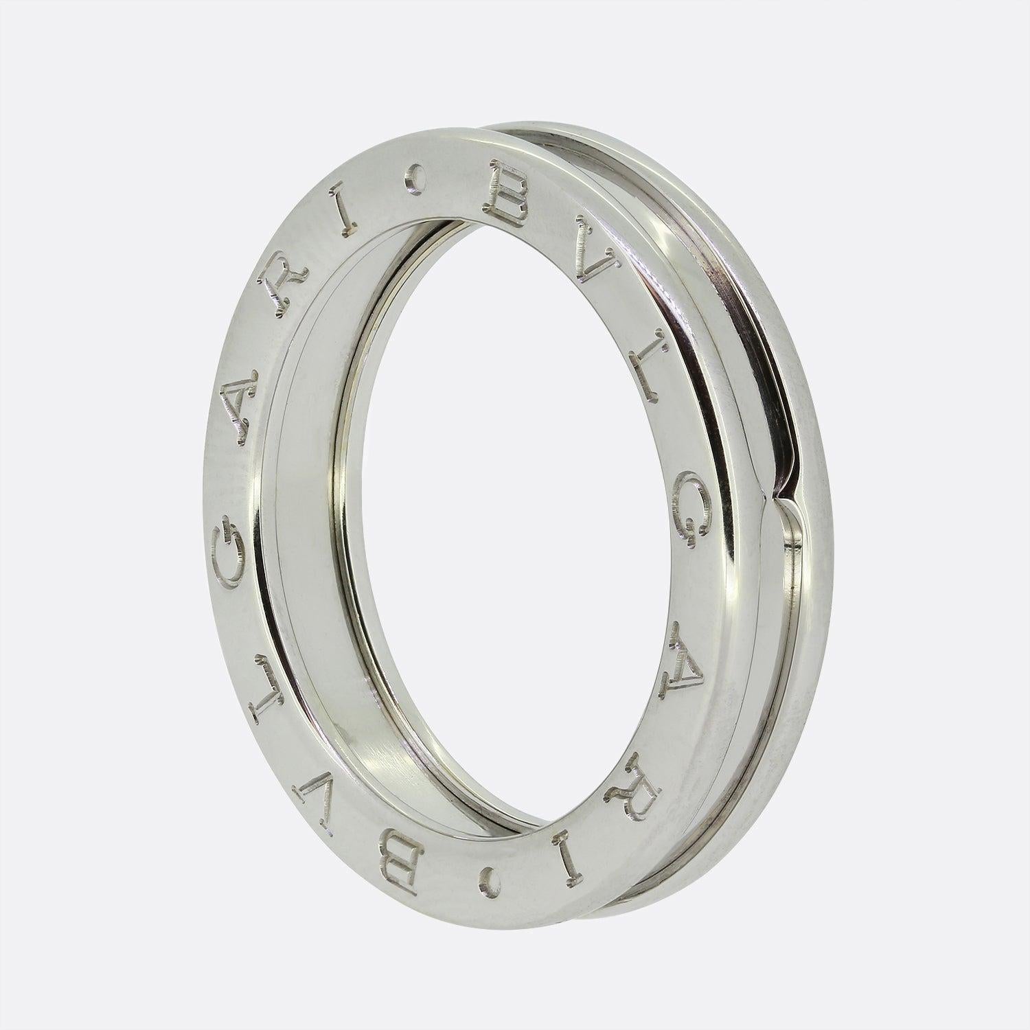 Si tratta di un anello B.Zero1 realizzato in modo eccellente dalla famosa casa di gioielli italiana Bvlagri. Si tratta di un modello a banda singola.

La collezione B.zero1 si ispira al colosseo romano, il più eterno di tutti i monumenti.

Condit: