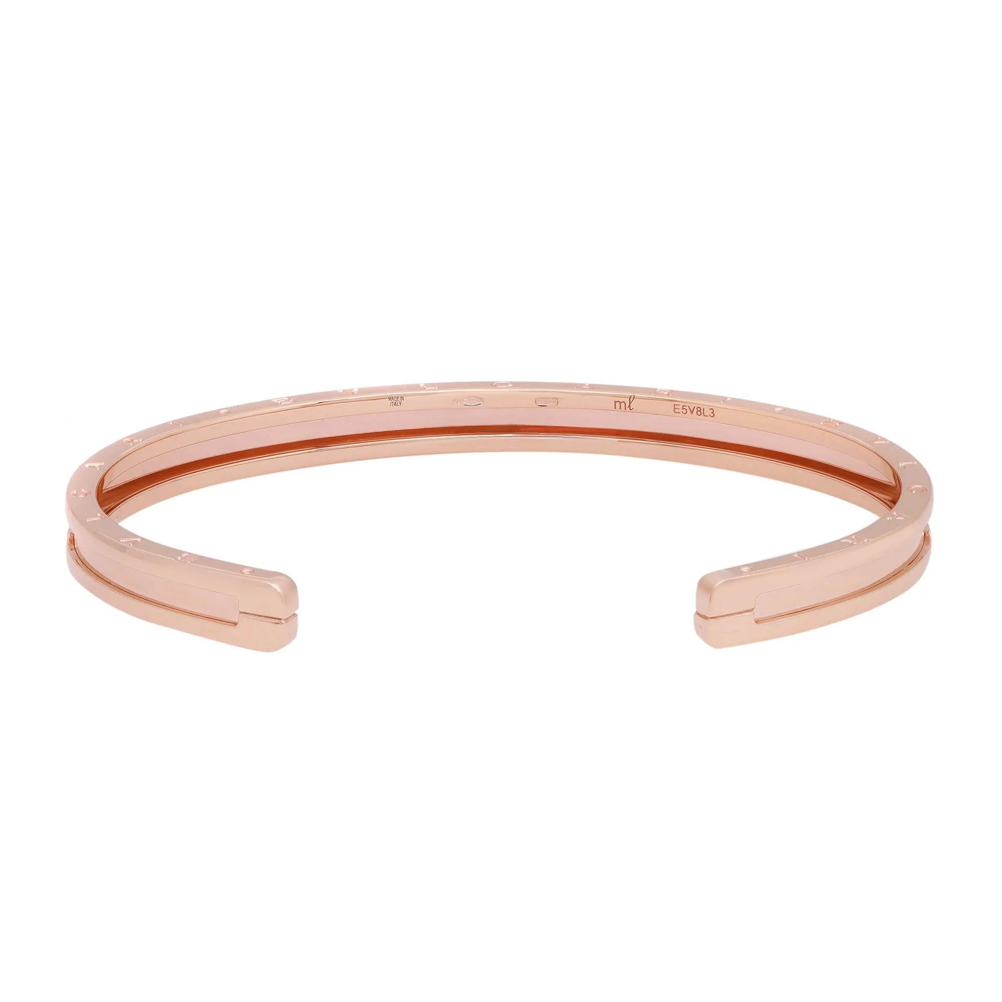 Dieses atemberaubende B.Zero1 Armband mit offener Manschette stammt aus dem Hause Bvlgari. Gut verarbeitet in 18K Roségold. Dieses Armband ist mit einer Bvlgari-Logo-Gravur an den Rändern versehen. Größe: Mittelgroß. Maße am Handgelenk: 7 Zoll.