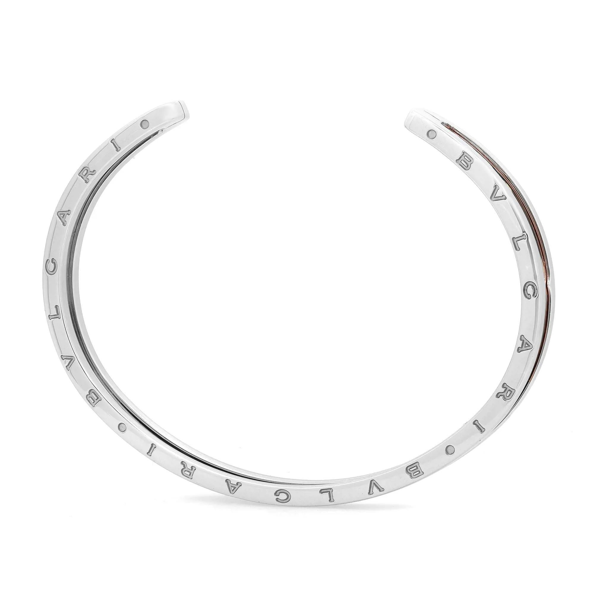Dieses atemberaubende B.Zero1 Armband mit offener Manschette stammt aus dem Hause Bvlgari. Gut verarbeitet in 18 Karat Roségold und Edelstahl. Dieses Armband ist in der Mitte aus Roségold und in der Mitte aus Edelstahl. Bvlgari-Logo-Gravur an den
