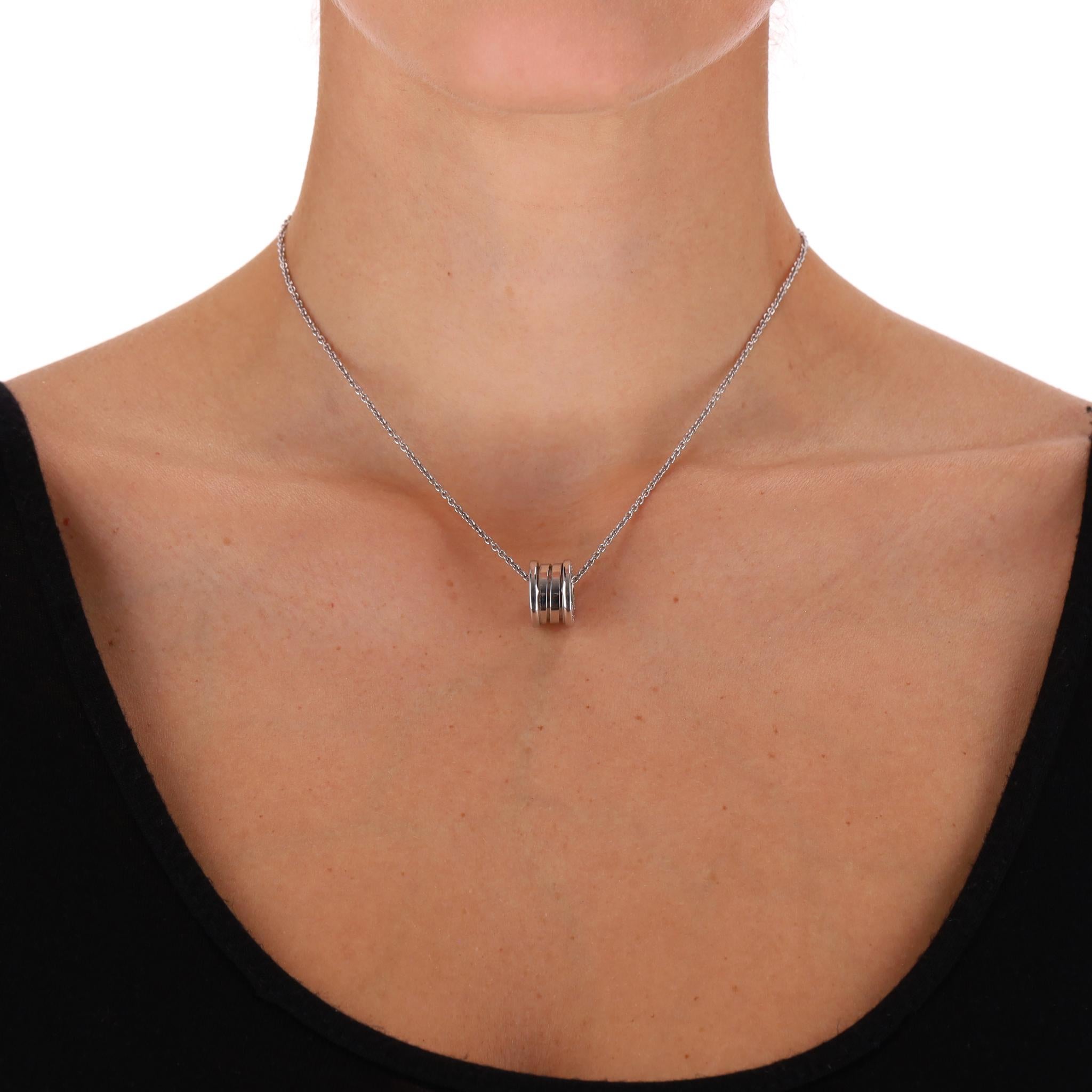 We Adore - Collana a catena con ciondolo Bvlgari B.Zero1 in oro bianco 18k

Della collezione Bvlgari B.Zero1 è questa collana realizzata in oro bianco 18 carati.

Caratterizzato dall'inconfondibile design a spirale del marchio, montato su una catena