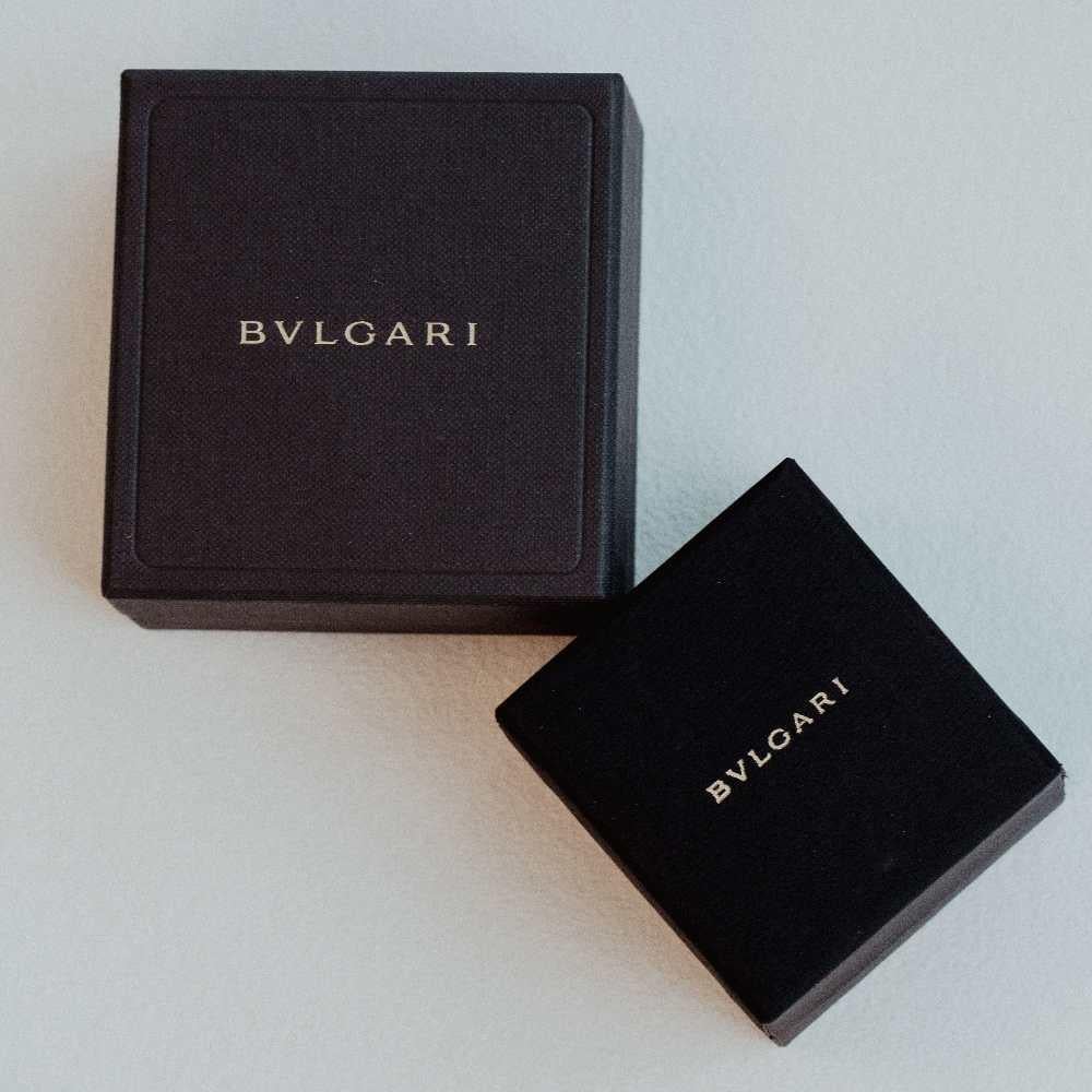 Original BVLGARI B.ZERO1 Ring (3 Bands) in White Gold for Women – Brand New  Size 6 US/ 12 ES/ 52 FR  18K White Gold  Ref.: D364717SO

This stunning BVLGARI B.ZERO1 ring is an iconic piece from the renowned Italian jewelry house, crafted in