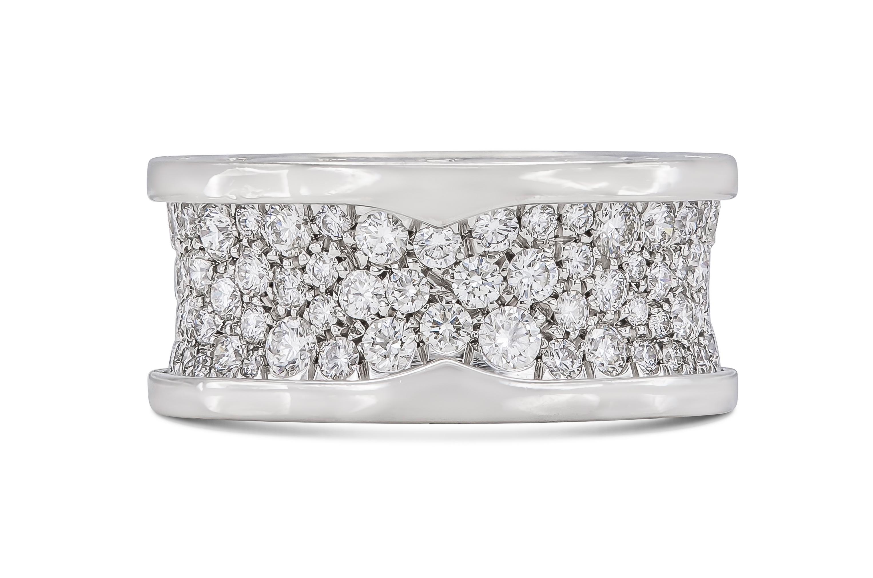 Finemente realizzato in oro bianco 18 carati con diamanti rotondi taglio Brilliante incastonati per un totale di 2,40 carati. 
Firmato da Bvlgari, dalla sua collezione B.Zero1
Taglia 54