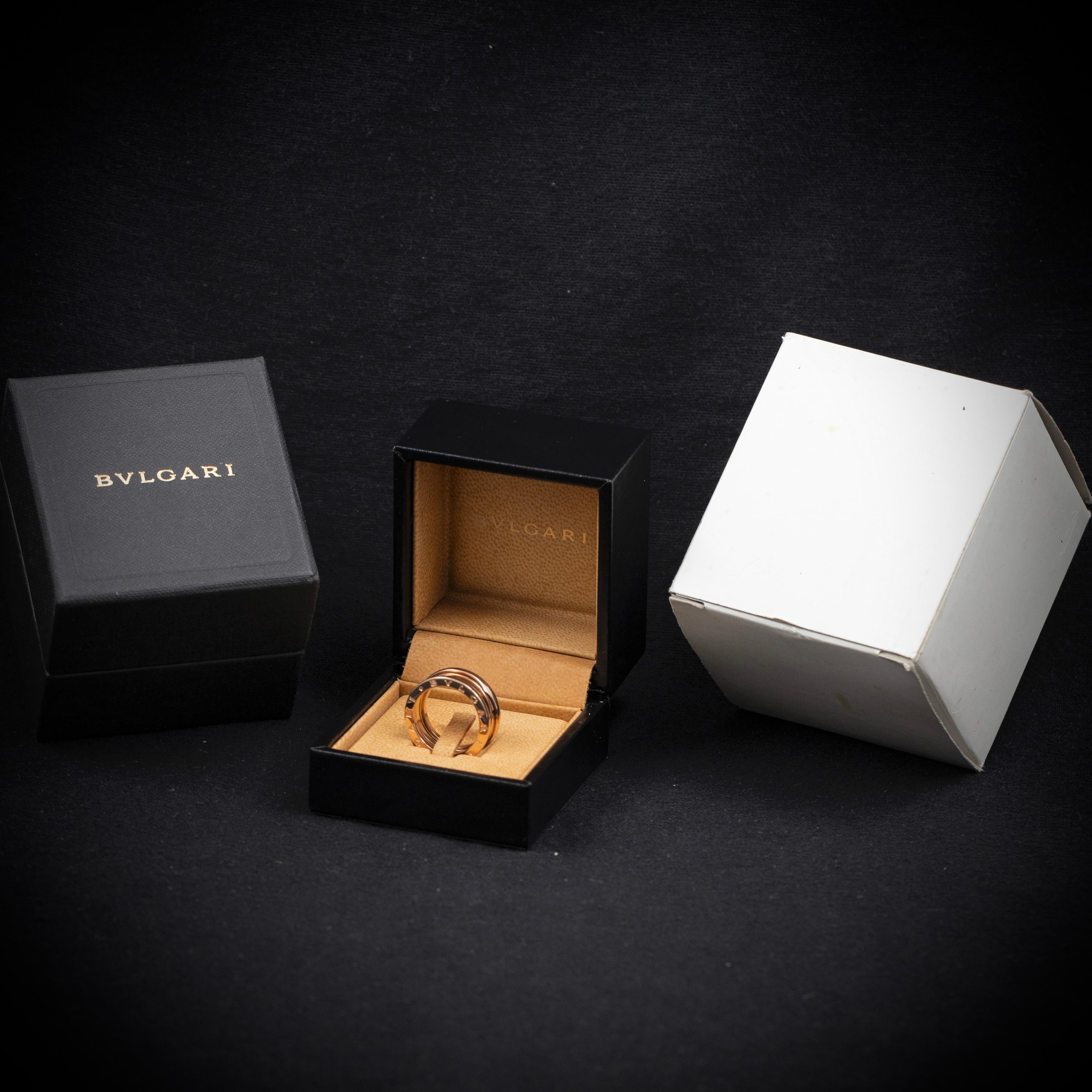 Bulgari B.zero1 Dreibandring aus 18 Karat Roségold, italienisch, zeitgenössisch, mit Herstellerbox, Umkarton und Schutzhülle.

Der Ring B.zero1, der vom berühmtesten Amphitheater der Welt, dem Kolosseum, inspiriert wurde, ist ein wahres Statement