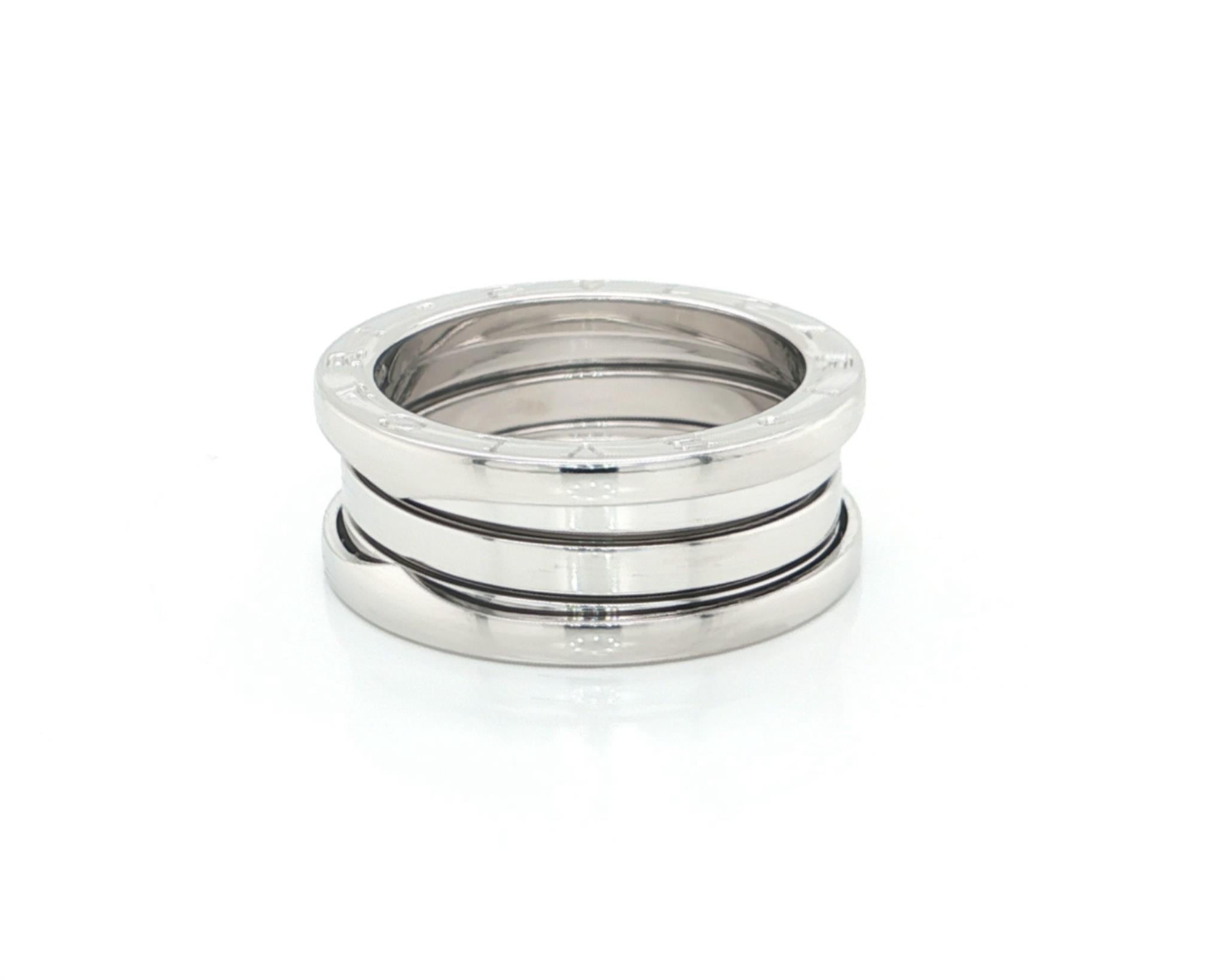Questo autentico anello a tre fasce Bvlgari B.zero1 è un pezzo sofisticato e senza tempo realizzato in oro bianco 18 carati con finitura lucida. L'iconico design a spirale mostra tre bande audaci, che rappresentano l'eleganza moderna che amano la