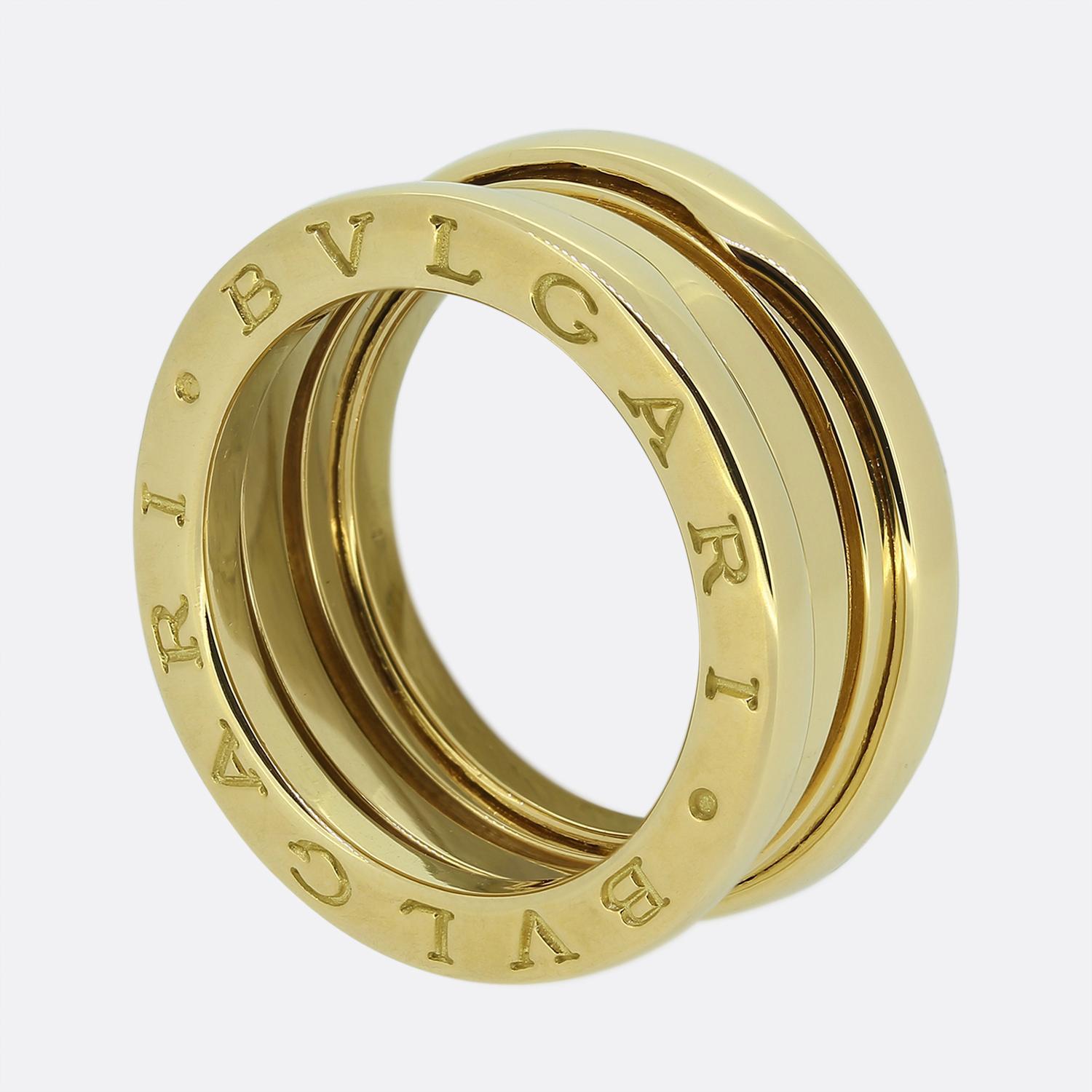 Hier haben wir einen exzellent gearbeiteten B.Zero1 Ring aus dem weltbekannten italienischen Schmuckhaus Bvlagri. Dies ist das Modell mit drei Bändern aus 18 Karat Gelbgold. 

Die Kollektion B.zero1 ist inspiriert vom römischen Kolosseum, dem