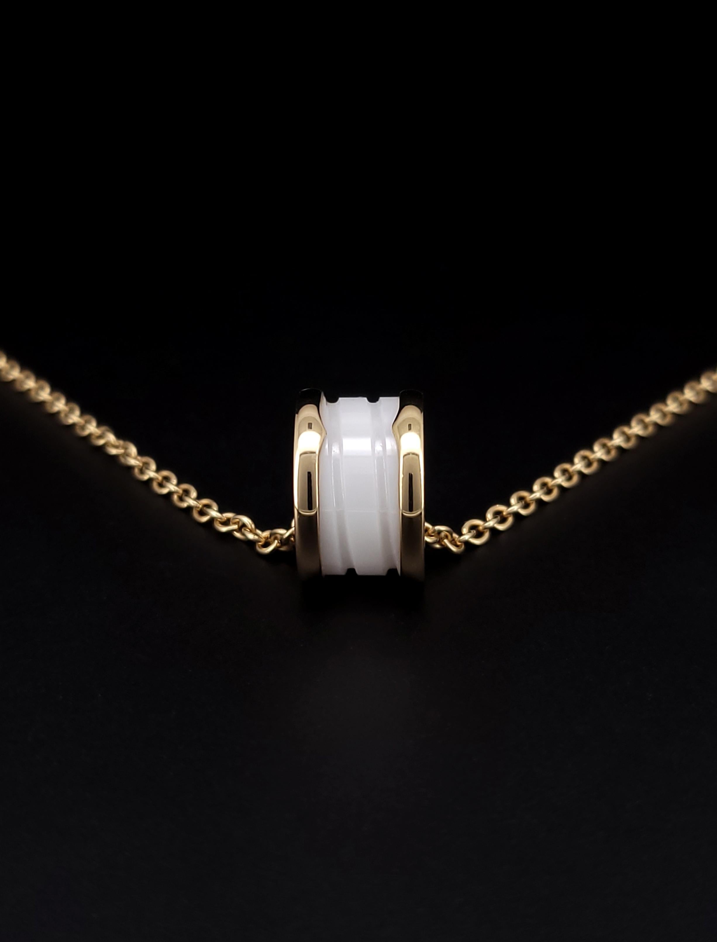 Drawing its inspiration from the most renowned amphitheater of the world, the Colosseum, the B.zero1 necklace is a true statement of Bvlgari’s creative vision, challenging the very essence of jewelry design. The purity of its distinctive spiral, is