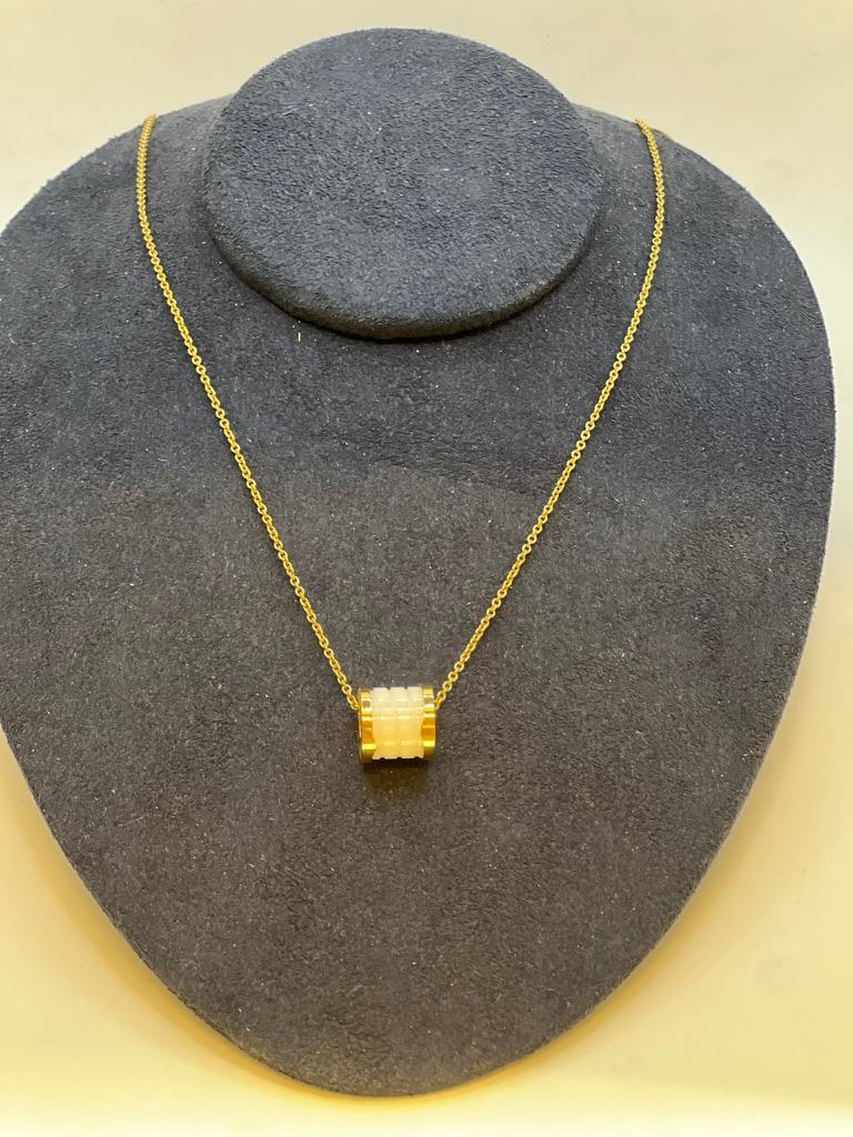 Diese atemberaubende Bvlgari B.Zero1 Halskette aus weißer Keramik und Gelbgold ist aus 18-karätigem Gelbgold gefertigt und mit einem Anhänger aus weißer Keramik versehen. Dieses Stück ist in einem hervorragenden Zustand und zeigt die