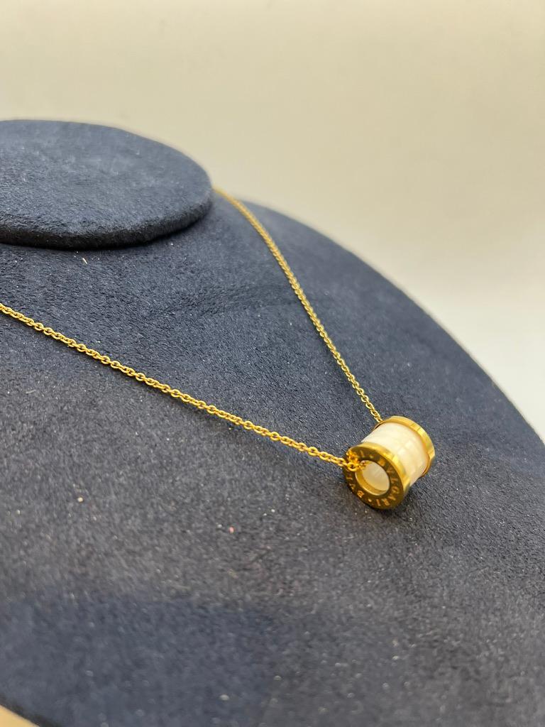 Halskette aus 18 Karat Gelbgold mit weißer Keramik von Bvlgari B.Zero1 im Zustand „Hervorragend“ in New York, NY
