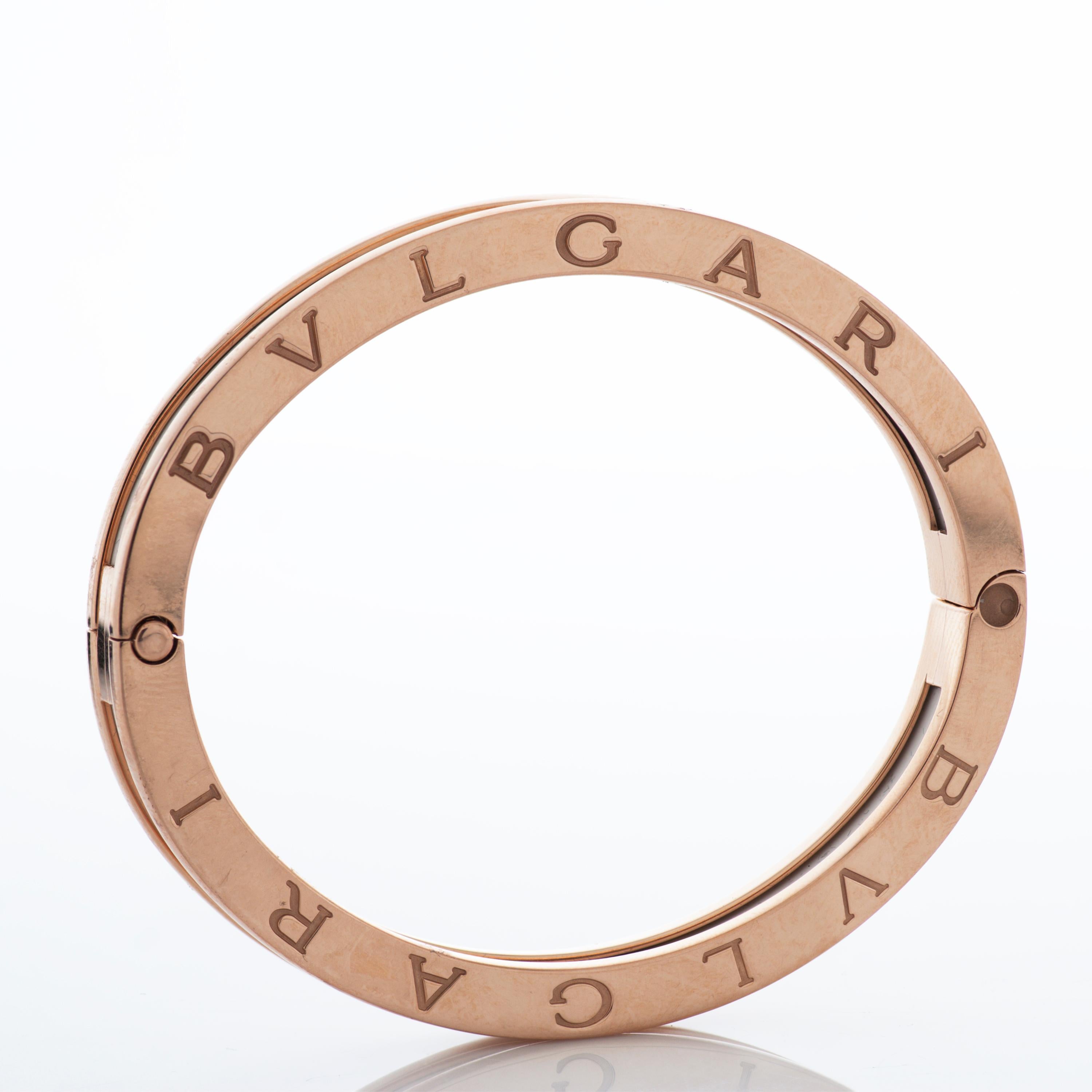 Bvlgari bangle bracelet from the B.Zero1 collection.

This bangle features a white ceramic band set inside of 18k rose gold with the Bvlgari name prominently displayed on each side.

Size medium (17cm), approximately 7.5mm wide.  

48.6