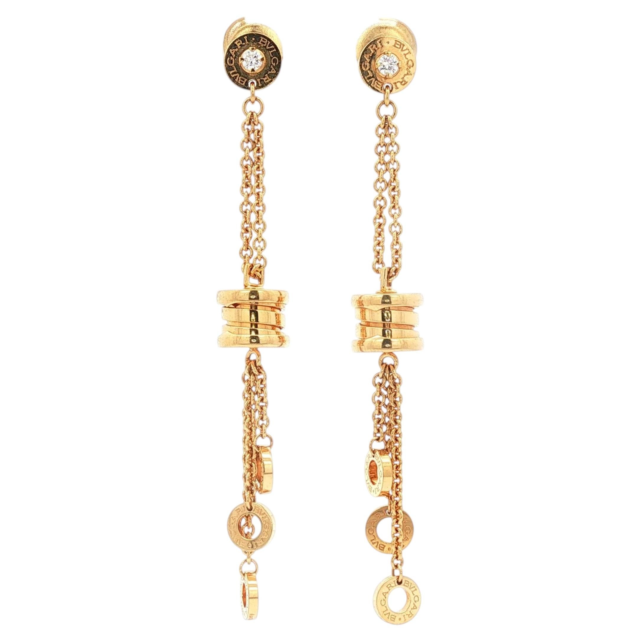 Orecchini pendenti Bvlgari B.zero1 in oro giallo con diamanti e catena con loghi multipli