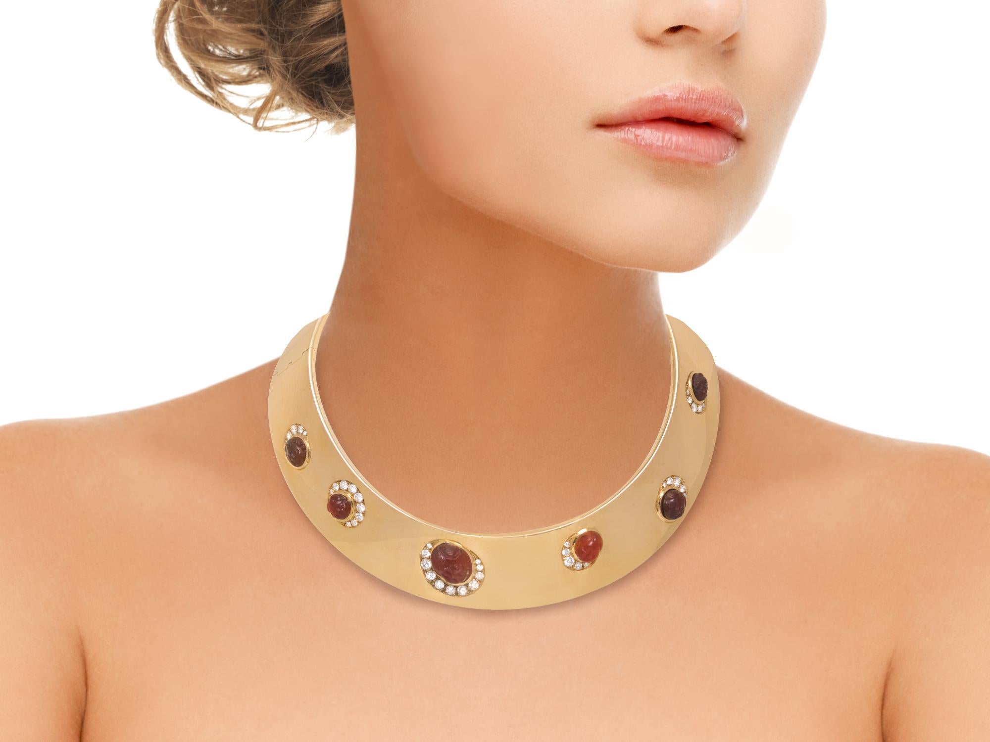 Bvlgari Carnelian Intaglio und Diamant-Halsband. Gezeichnet Bvlgari 750.  Diamond=2.15cts.