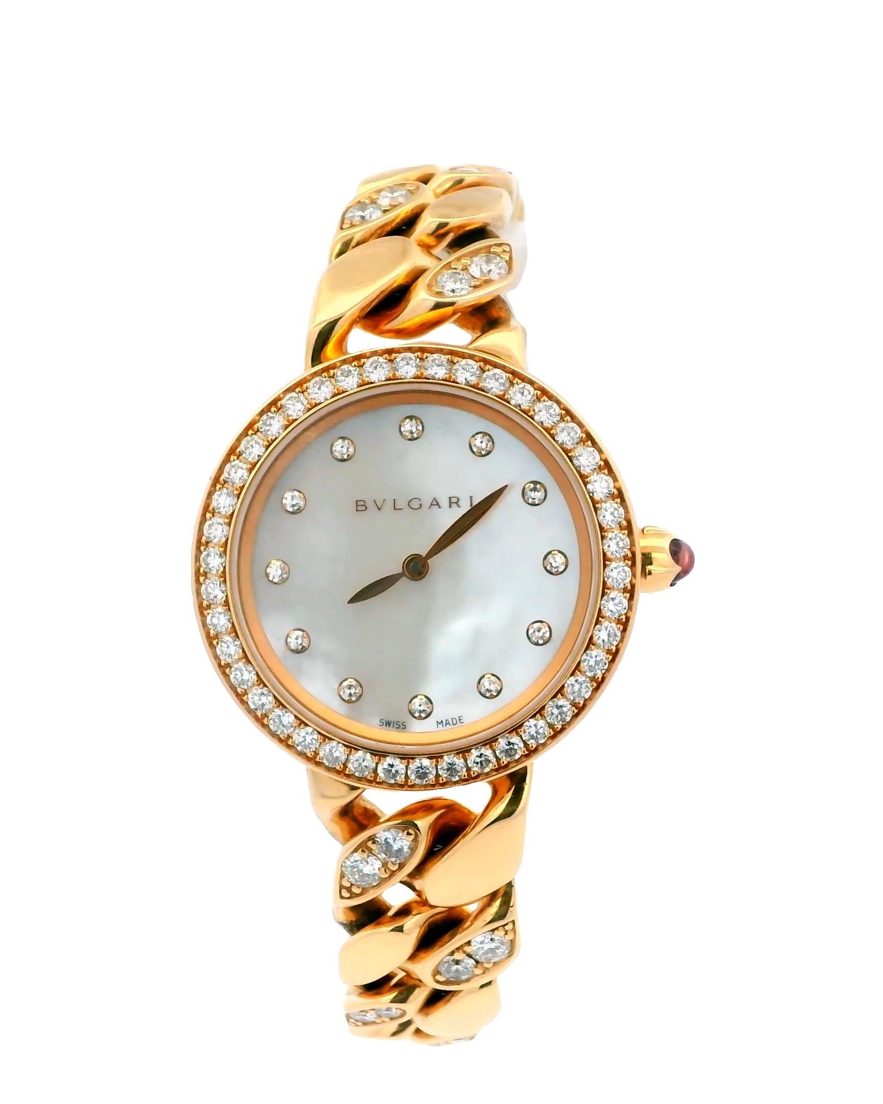 La montre Bvlgari Catene pour femme est un garde-temps éblouissant qui incarne le luxe et l'élégance. Fabriquée avec un boîtier en or rose 18 carats, elle présente une lunette sertie de 42 diamants étincelants, ce qui lui confère une touche de