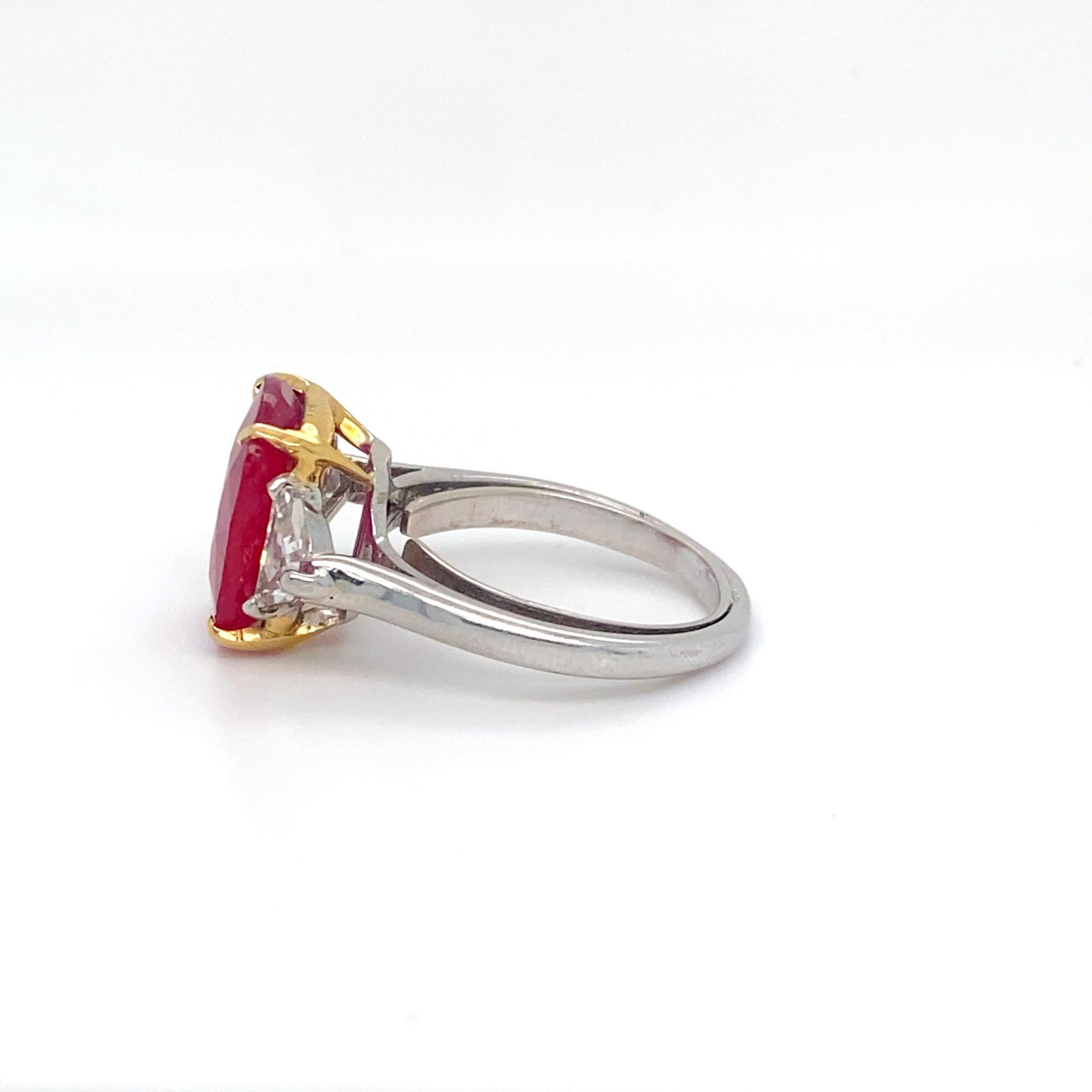 Se trata de un anillo de Rubí excepcional con una inscripción Bvlgari certificada que lo autentifica. Es uno de los rubíes más finos porque su color es completamente natural sin calor adicional, procedente de Birmania (la fuente de rubíes más fina),