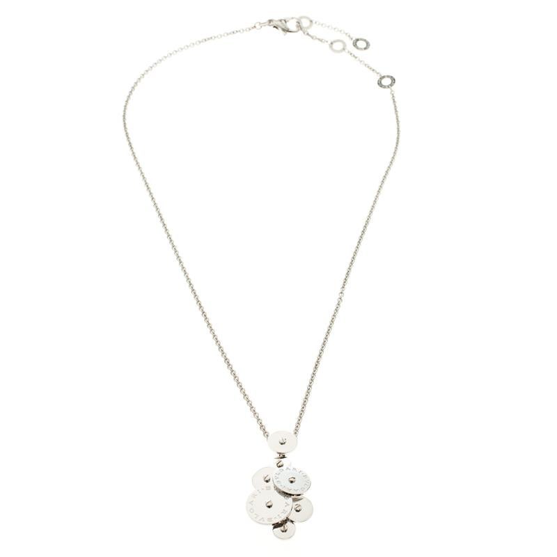 Bvlgari brings to you this wonderful Cicladi necklace to adorn you with sheer elegance and luxury. Made out of 18K white gold, this piece features a pendant of 7 circles that rotate, and out of which two are engraved with the brand's signature. The