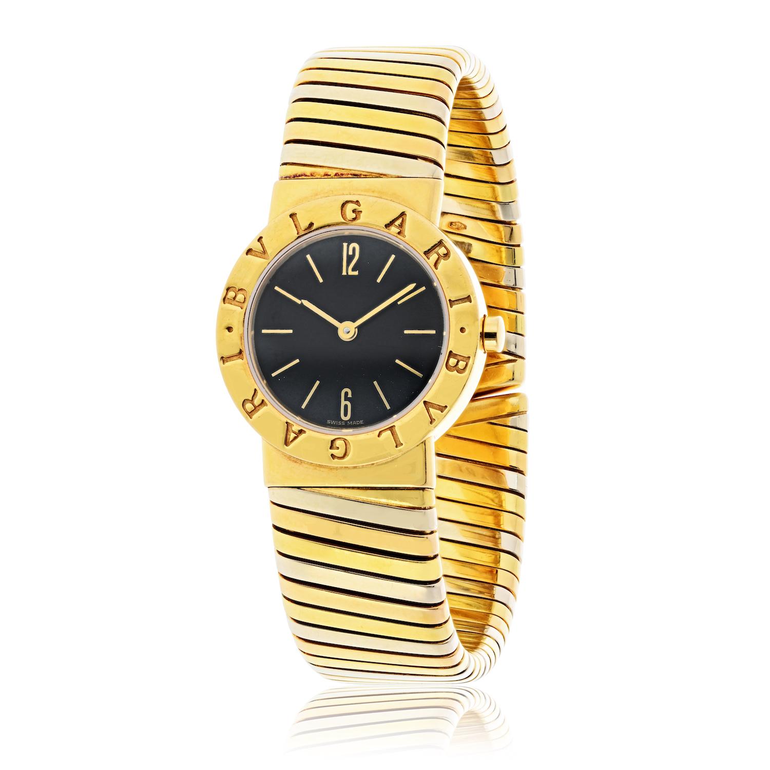 Este reloj brazalete Bvlgari BB 26 2T de los años 90 es una pieza vintage bellamente conservada que encarna el estilo limpio y arquitectónico por el que es conocida la marca. Elaborado en oro bicolor de 18 quilates, el reloj presenta el
