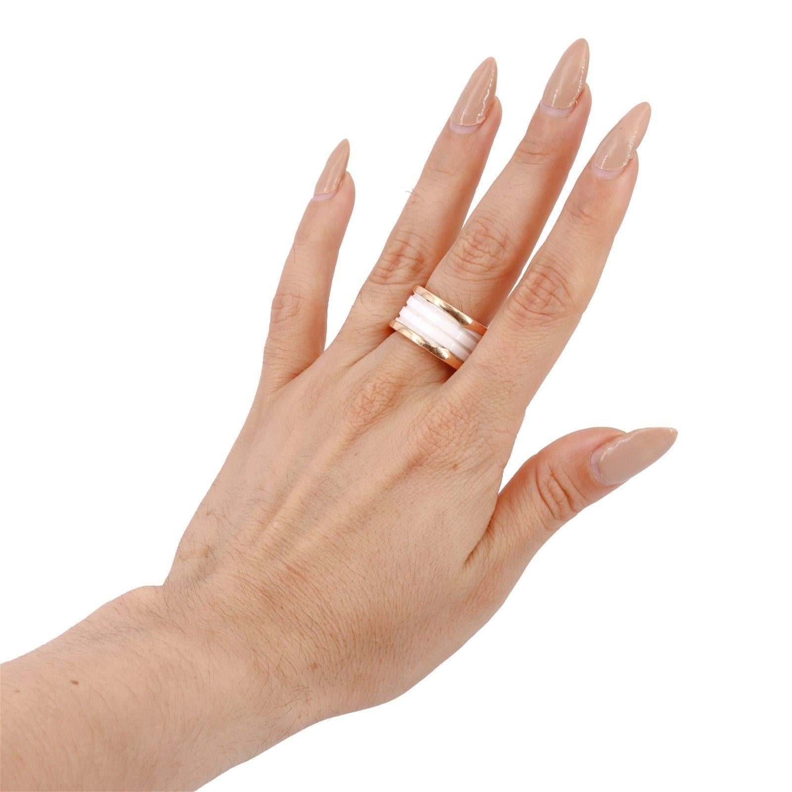 Der kultige Bvlgari B.ZERO 1 Ring ist ein wahres Meisterwerk an Design und Handwerkskunst. Dieser Ring aus 18-karätigem Gelbgold und Keramik ist ein Beweis für Bvlgaris kühnen und innovativen Ansatz in der Schmuckherstellung.

Das unverwechselbare