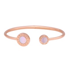 Bvlgari Bracciale aperto classico in corniola e madreperla in oro rosa 18 carati Sz M