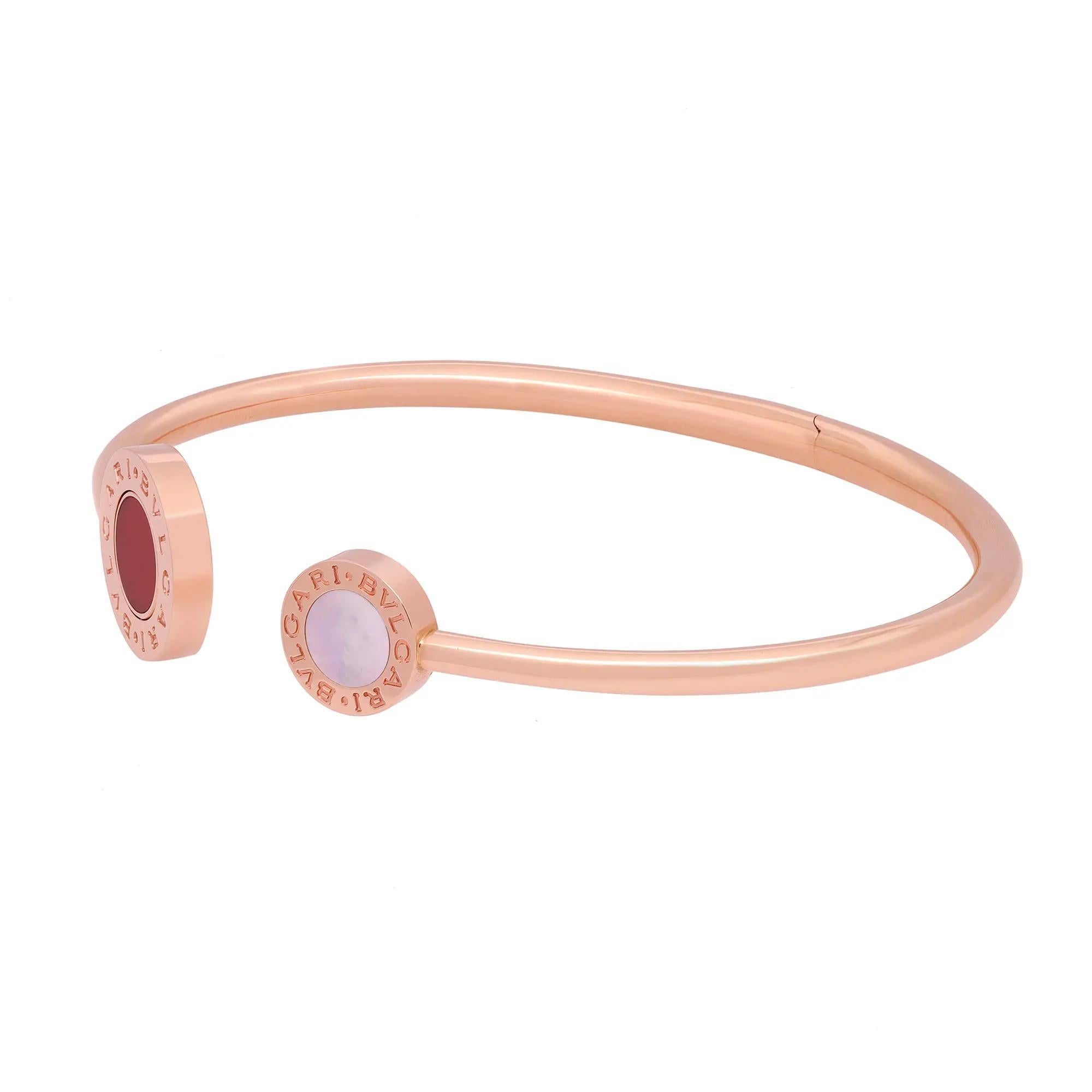 Bvlgari Klassisches durchbrochenes Flip-Armband aus 18 Karat Roségold mit Karneol und Perlmutt Gr. M im Zustand „Neu“ im Angebot in New York, NY