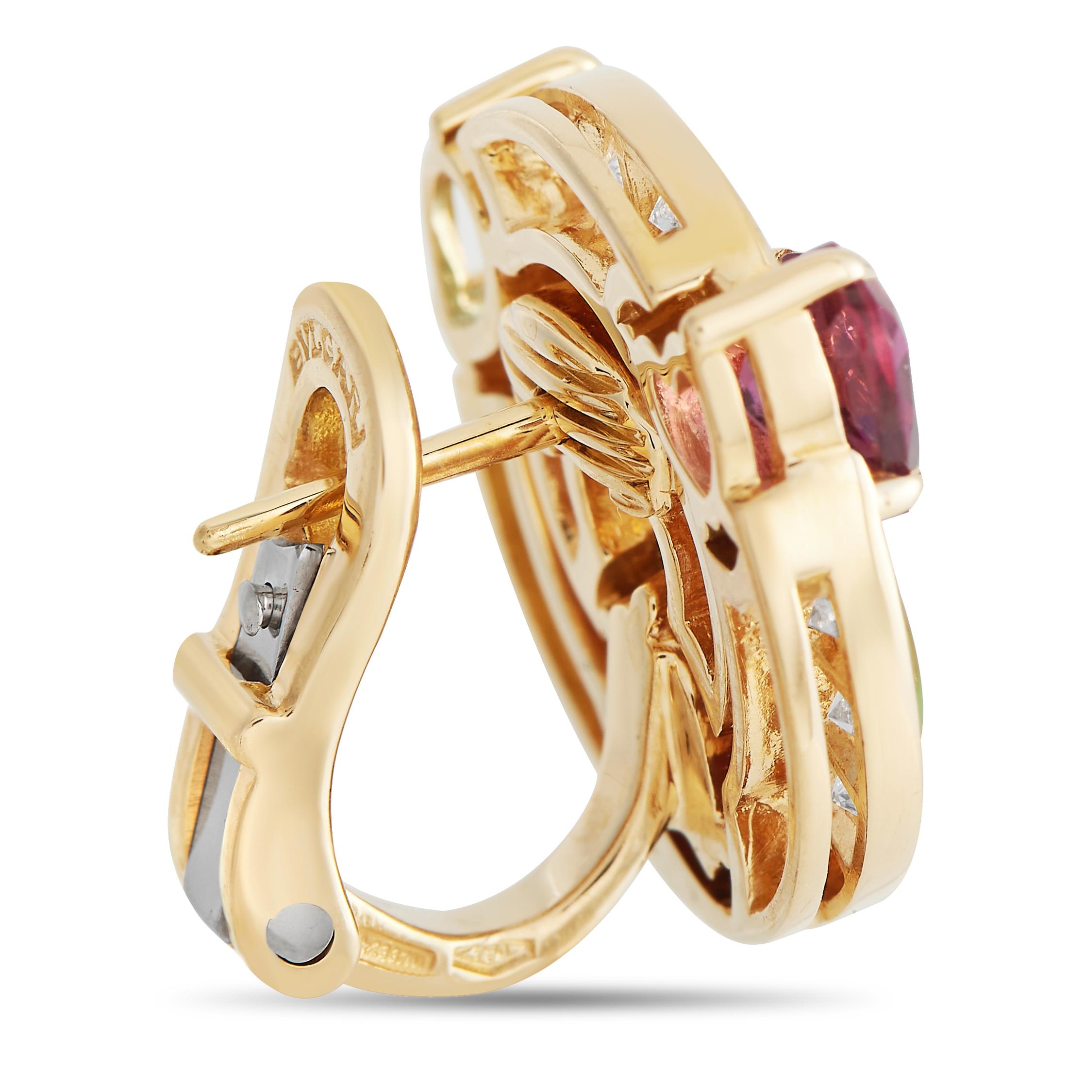 Atemberaubende konzentrische Kreise sind der Eckpfeiler dieser makellos gefertigten Bvlgari Concentrica Ohrringe. Jedes Exemplar aus opulentem 18-karätigem Gelbgold ist 0,65 cm groß und wird durch Peridot-, Turmalin- und Topas-Edelsteinakzente zum
