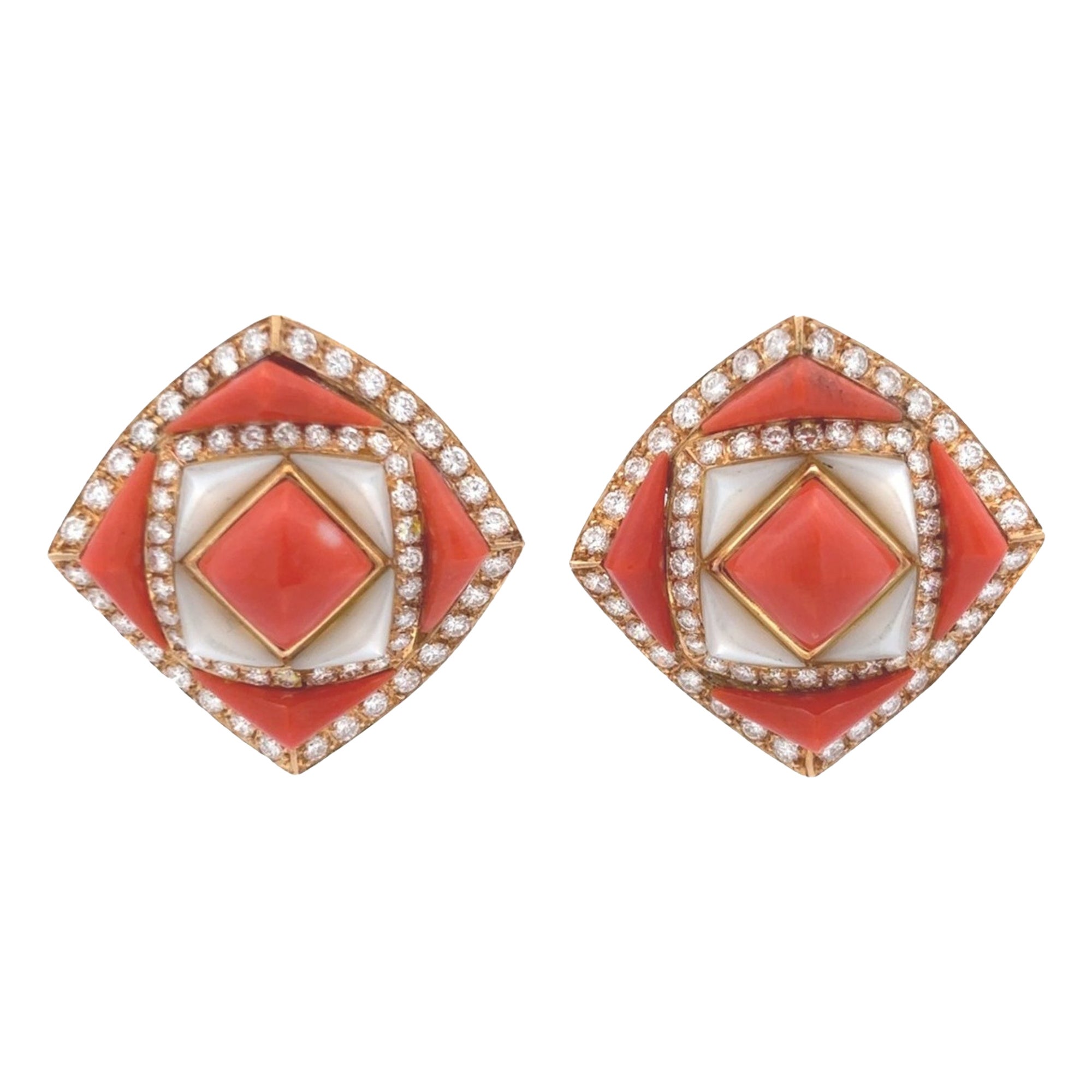 Orecchini Bvlgari in corallo e madreperla in vendita