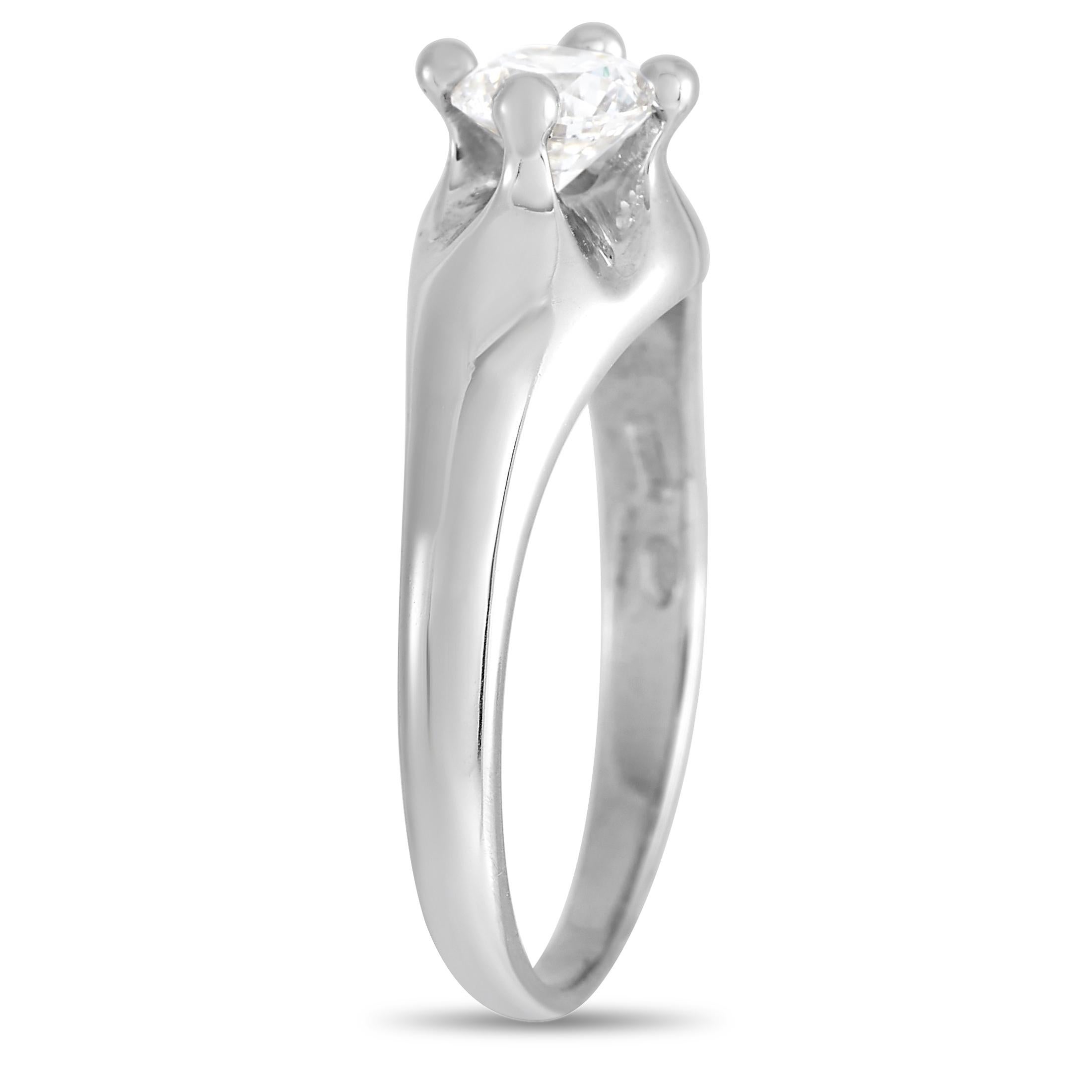 Dieser Bvlgari Corona 18K Weißgold 0,50 Karat Diamant Solitär Verlobungsring ist ein klassisches Stück. Das schlichte, abgerundete Band ist aus 18 Karat Weißgold gefertigt und mit einem runden Diamanten von 0,50 Karat in der Farbe F und der Reinheit