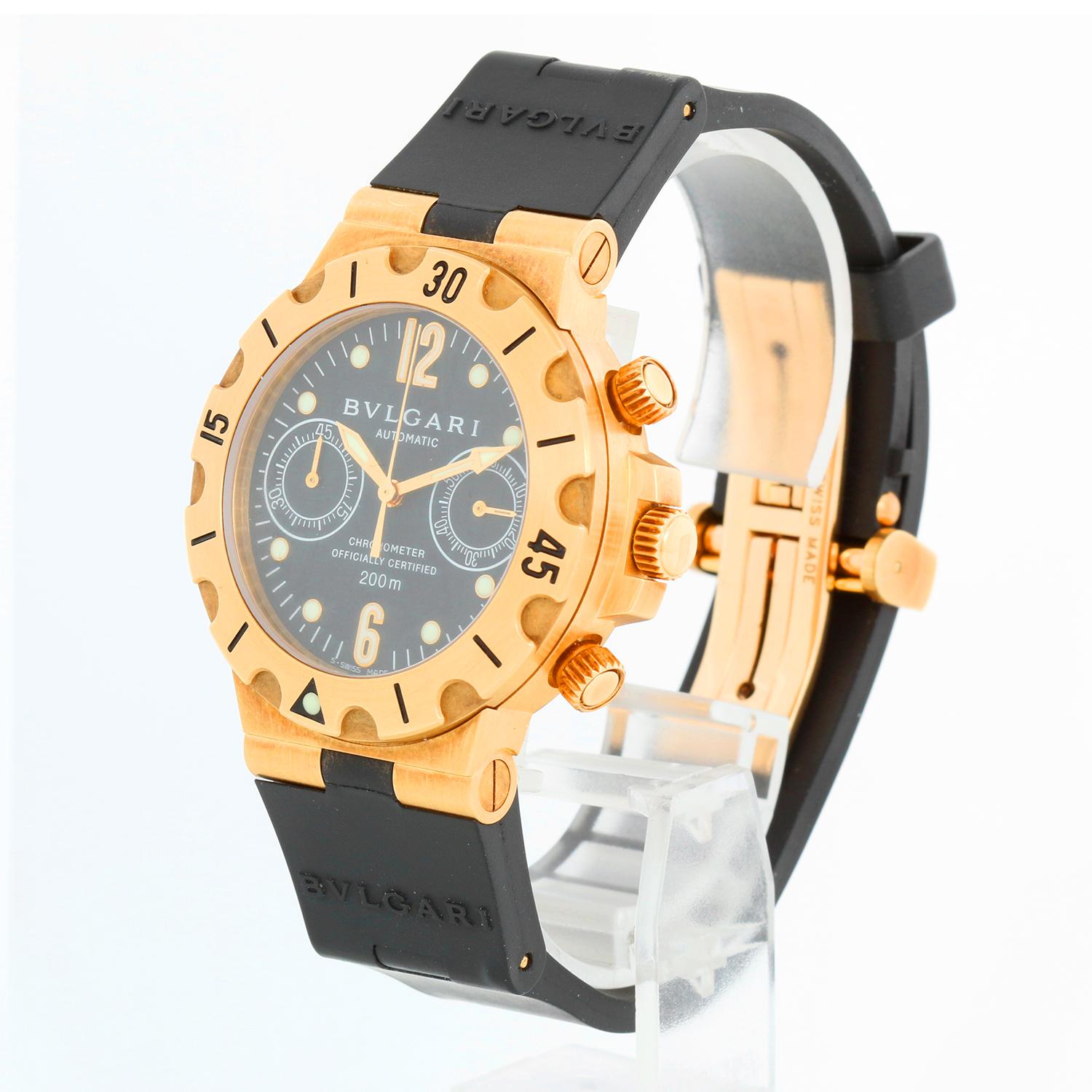 Bvlgari Diagono Scuba Chronograph Men's Yellow Gold Watch SC 38 G - Automatic winding; Chronograph. 18k yellow gold case with rotating bezel (38mm). Black dial with luminous markers and numbers. Bulgari black rubber strap band with yellow gold