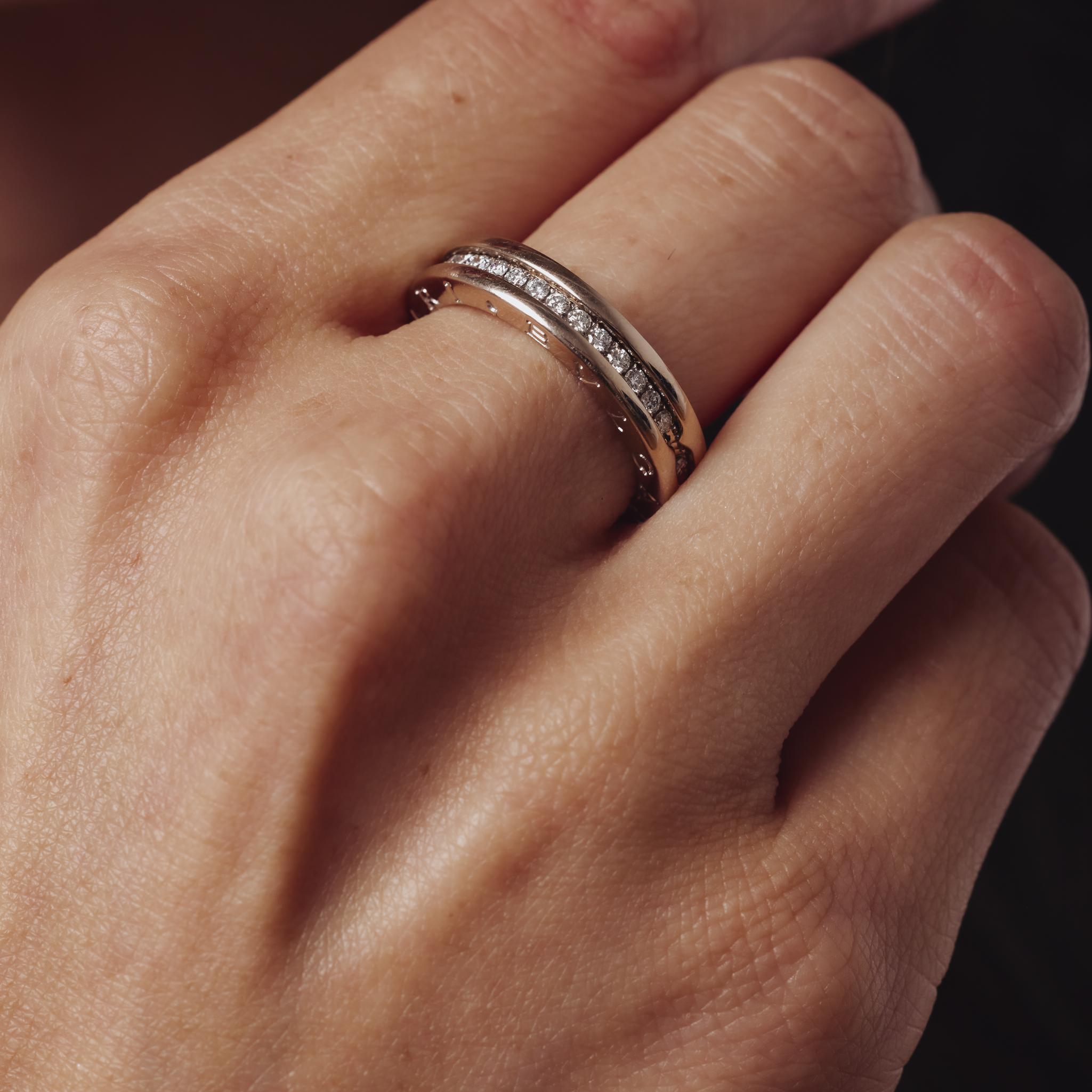 Questo moderno anello Bvlgari in oro bianco 18 carati risplende di cinquantuno diamanti di colore D e di caratura VVS, che catturano l'eleganza tipica del marchio e la raffinata maestria italiana.