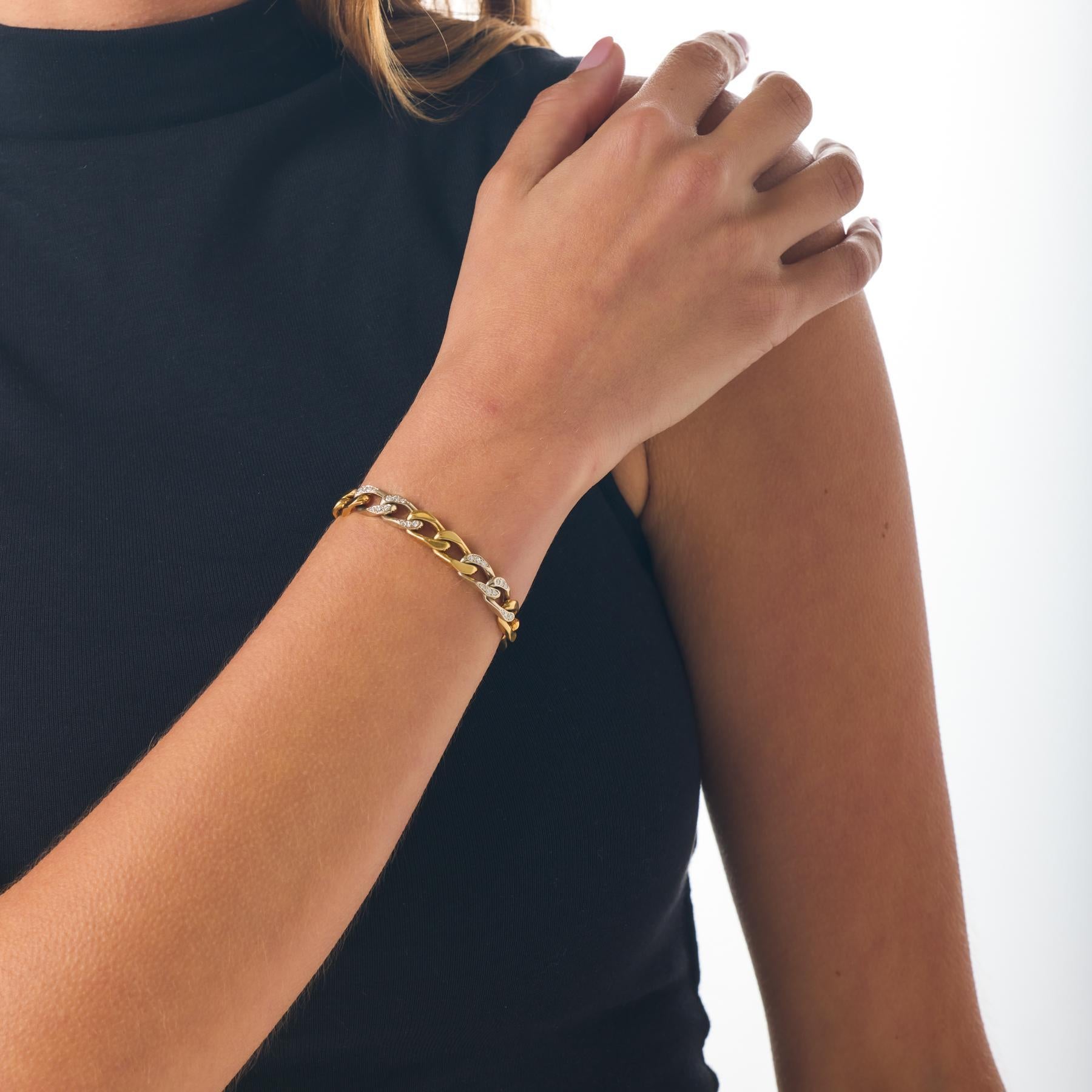 Esta pulsera vintage Bvlgari muestra el lujo inconfundible de la marca, mezclando luminosos diamantes con los tonos contrastados del oro amarillo y blanco de 18 quilates. Los nítidos diamantes de color D-E irradian un brillo sorprendente, mientras