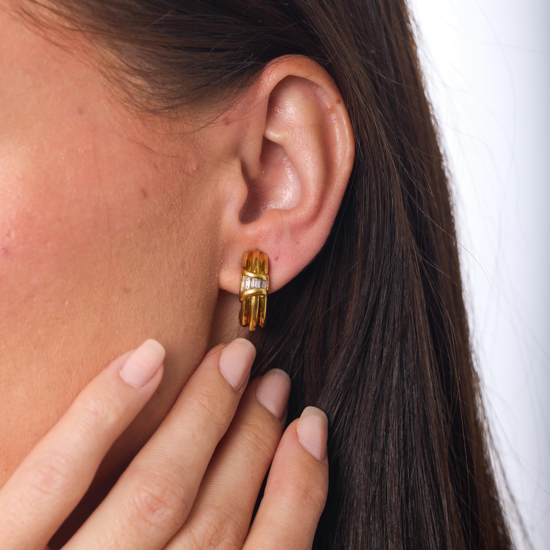 Questi orecchini vintage di Bvlgari esemplificano l'inconfondibile equilibrio tra geometria audace e lusso raffinato. Eleganti diamanti a baguette, scelti per il loro colore bianco e la loro eccezionale limpidezza, sono incastonati con precisione