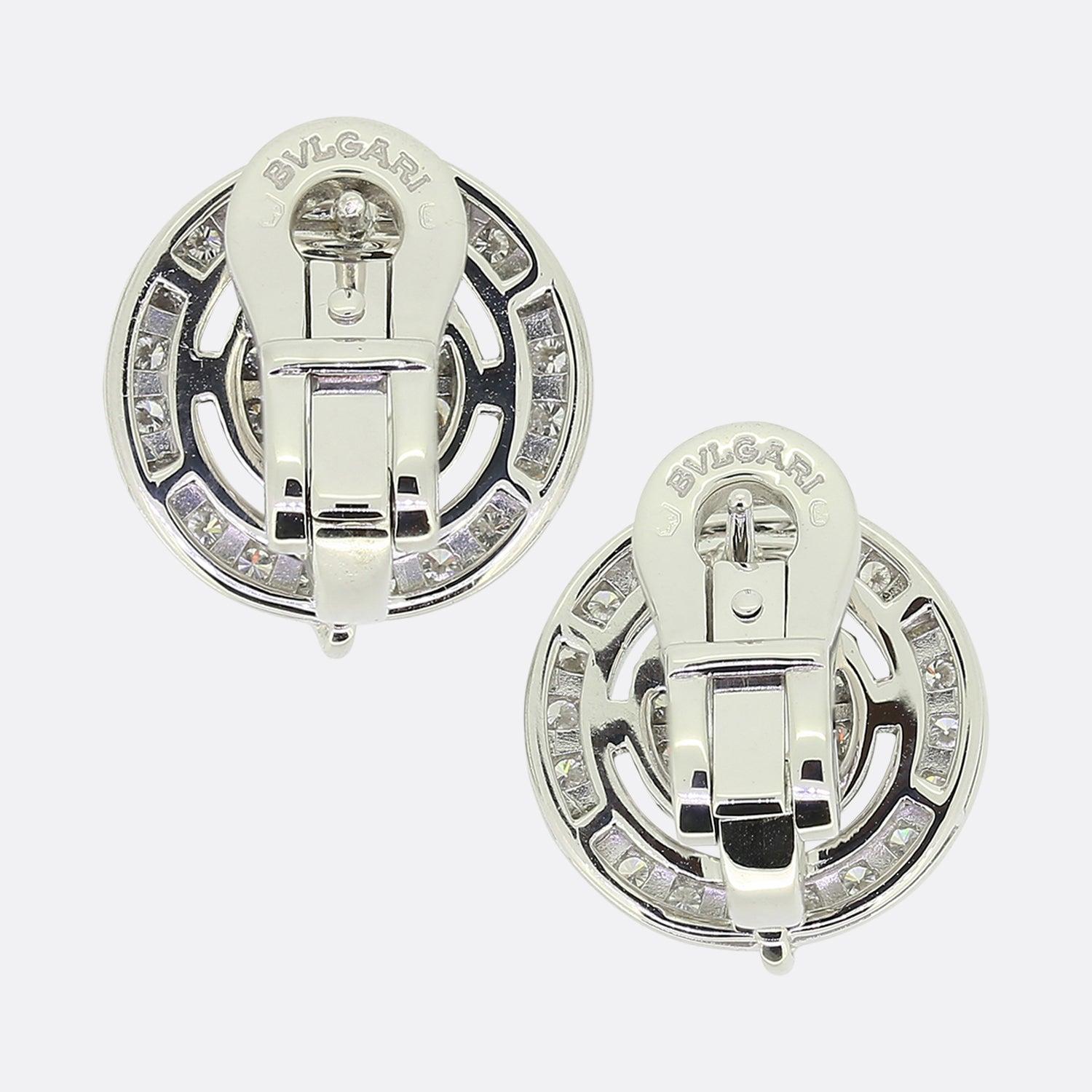 Ecco un bel paio di orecchini del designer di gioielli di lusso Bvlgari. Gli orecchini presentano 1,10 carati di diamanti rotondi taglio brillante perfettamente abbinati. L'elegante design è caratterizzato da due cerchi e fa parte della collezione