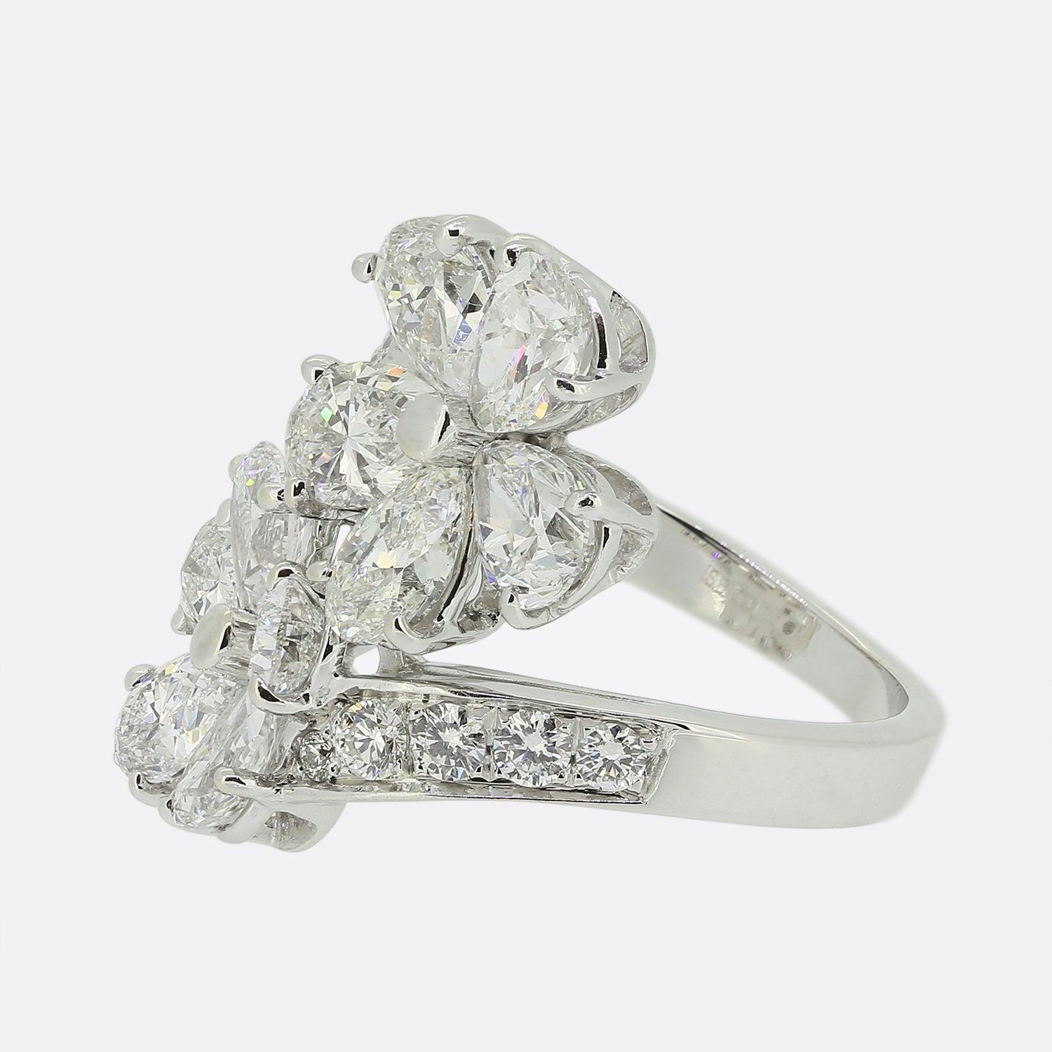 Si tratta di uno spettacolare anello con diamante del designer di gioielli di lusso Bvlgari. L'anello presenta due gruppi di diamanti incastonati in stile incrociato. I tre diamanti più grandi con taglio a pera sono certificati GIA e di qualità