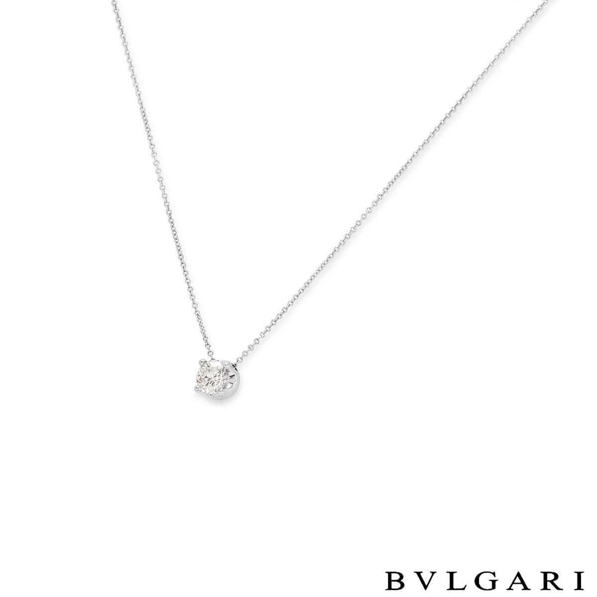 Superbe collier en diamants Bvlgari en or blanc 18 carats de la collection Corona. Le collier est composé d'un diamant rond de taille brillant serti à quatre griffes, d'un poids de 1,02 ct, de couleur H et de pureté IF. Le diamant obtient une note