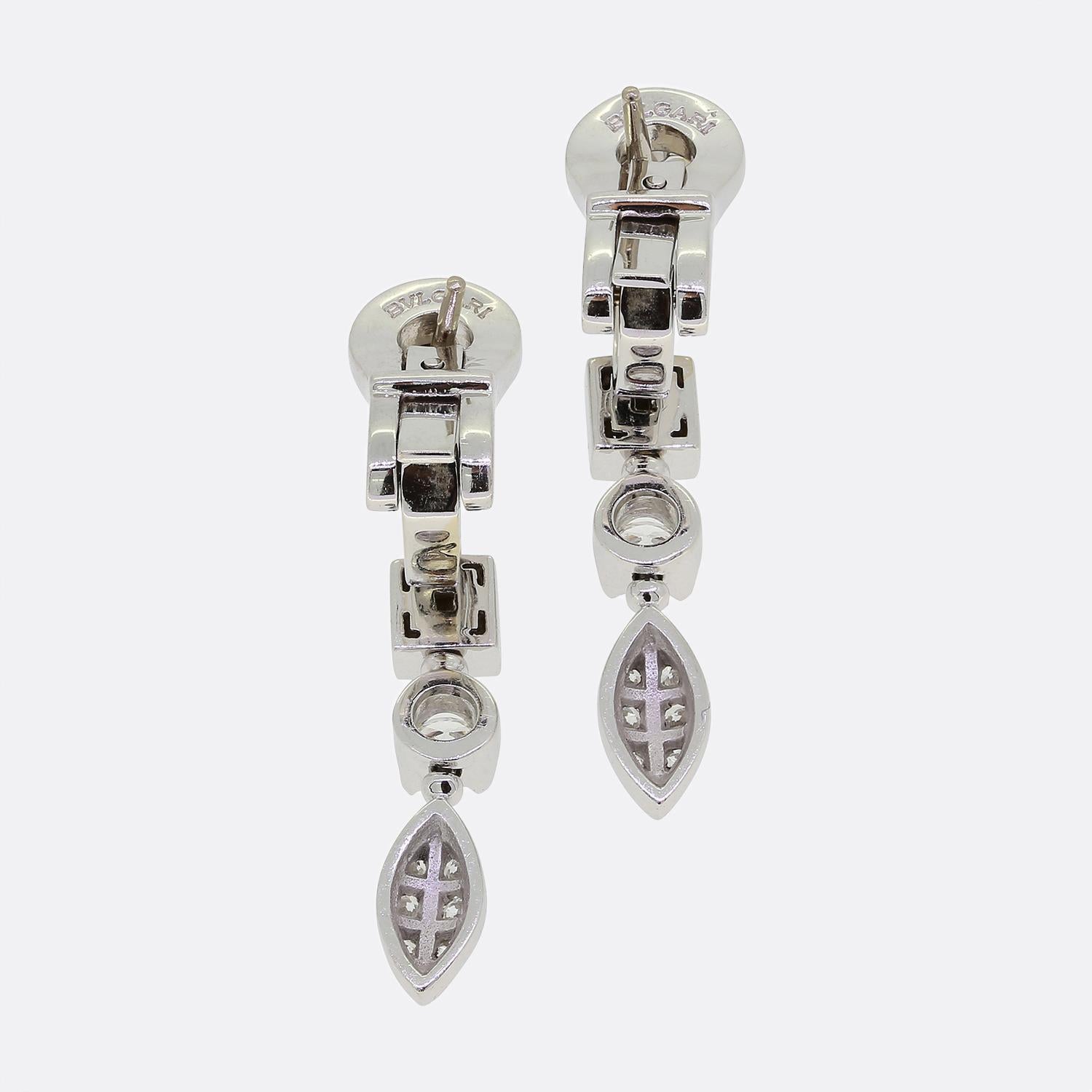 Hier haben wir ein elegantes Paar Tropfenohrringe aus dem weltbekannten italienischen Luxusschmuckhaus Bvlgari. Diese wunderschön aus 18 Karat Weißgold gefertigten Ohrringe sind Teil der Lucea-Kollektion und zeigen eine abwechselnde Reihe von