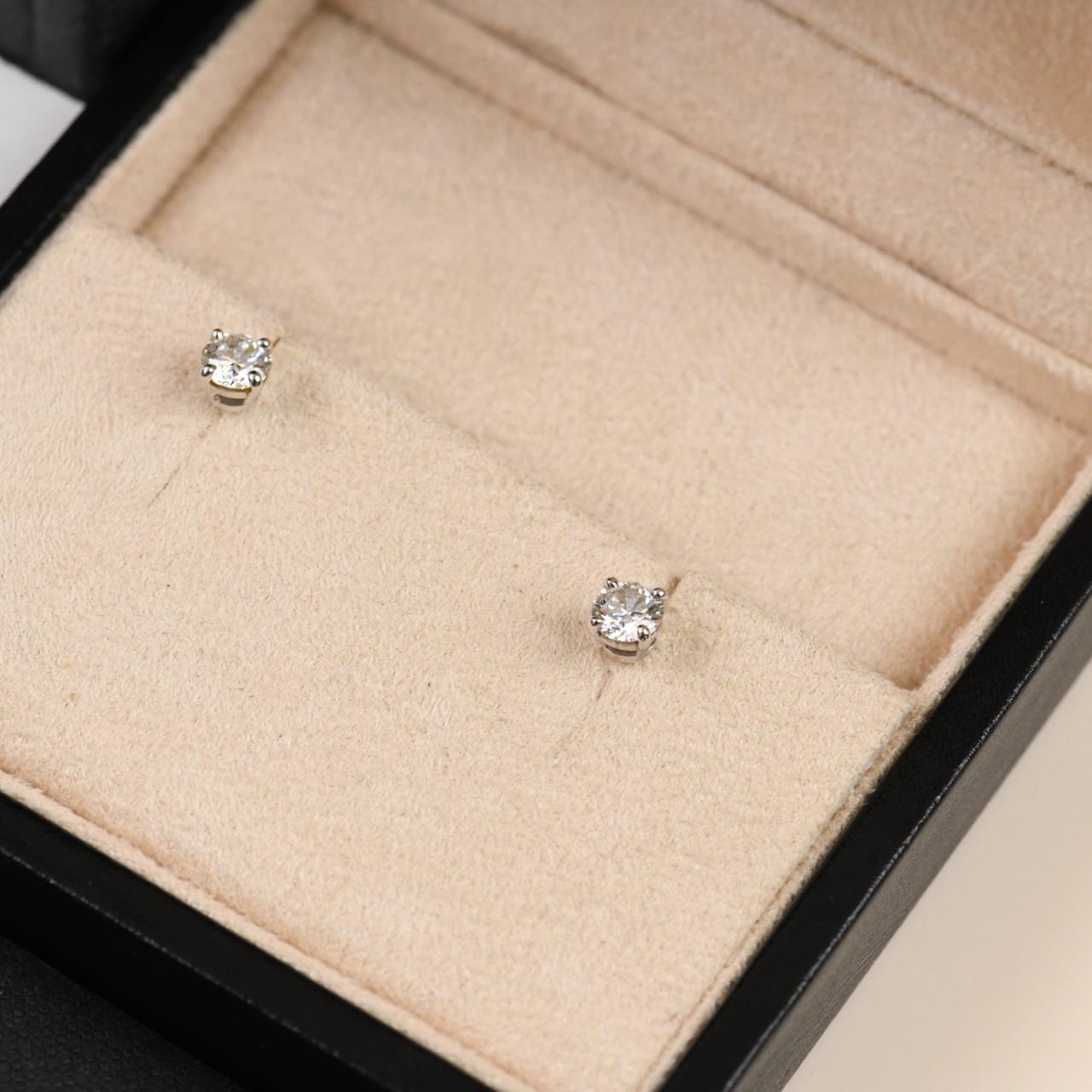 Pendientes de diamantes Bvlgari de oro blanco de 18 quilates en venta 1